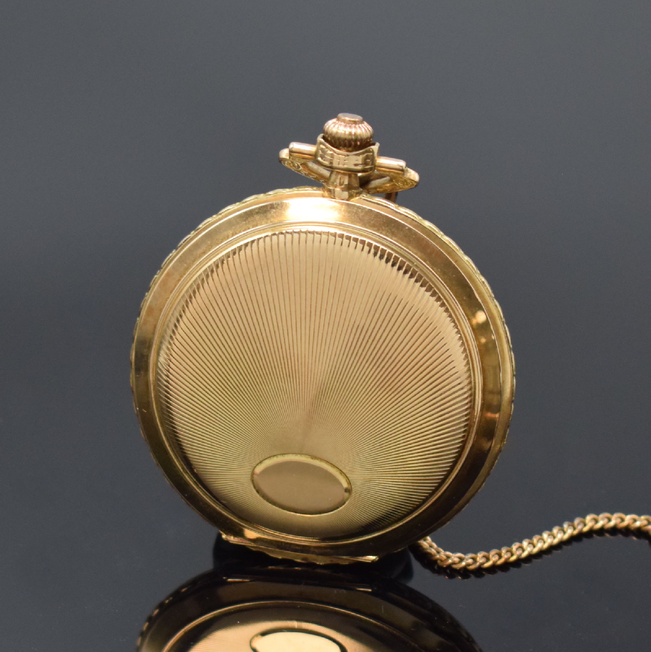 Detail b: DOXA Herrensavonette in GG 585/000 mit vergoldeter Kette, Schweiz um 1905, 3 Deckel Goldgeh., Cuvette m. Medaillen-Gravur, Sprung- u. Rückdeckel m. ...