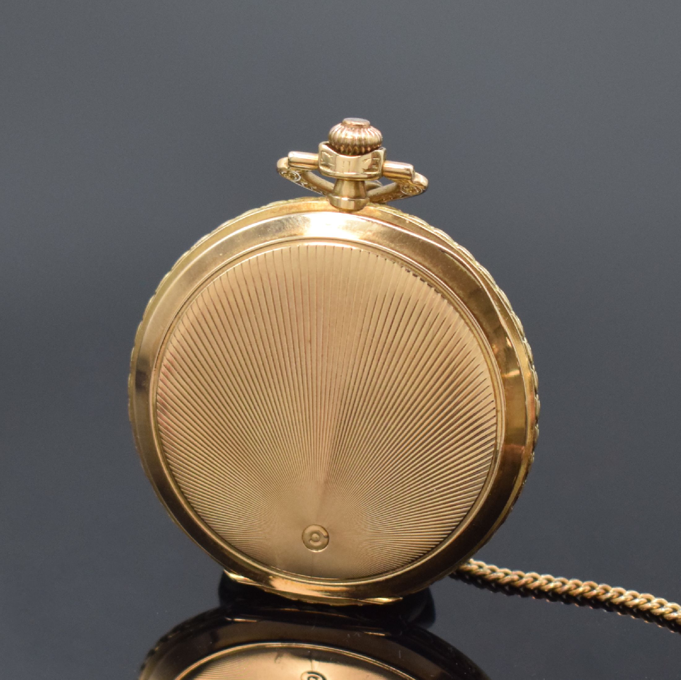 Detail c: DOXA Herrensavonette in GG 585/000 mit vergoldeter Kette, Schweiz um 1905, 3 Deckel Goldgeh., Cuvette m. Medaillen-Gravur, Sprung- u. Rückdeckel m. ...