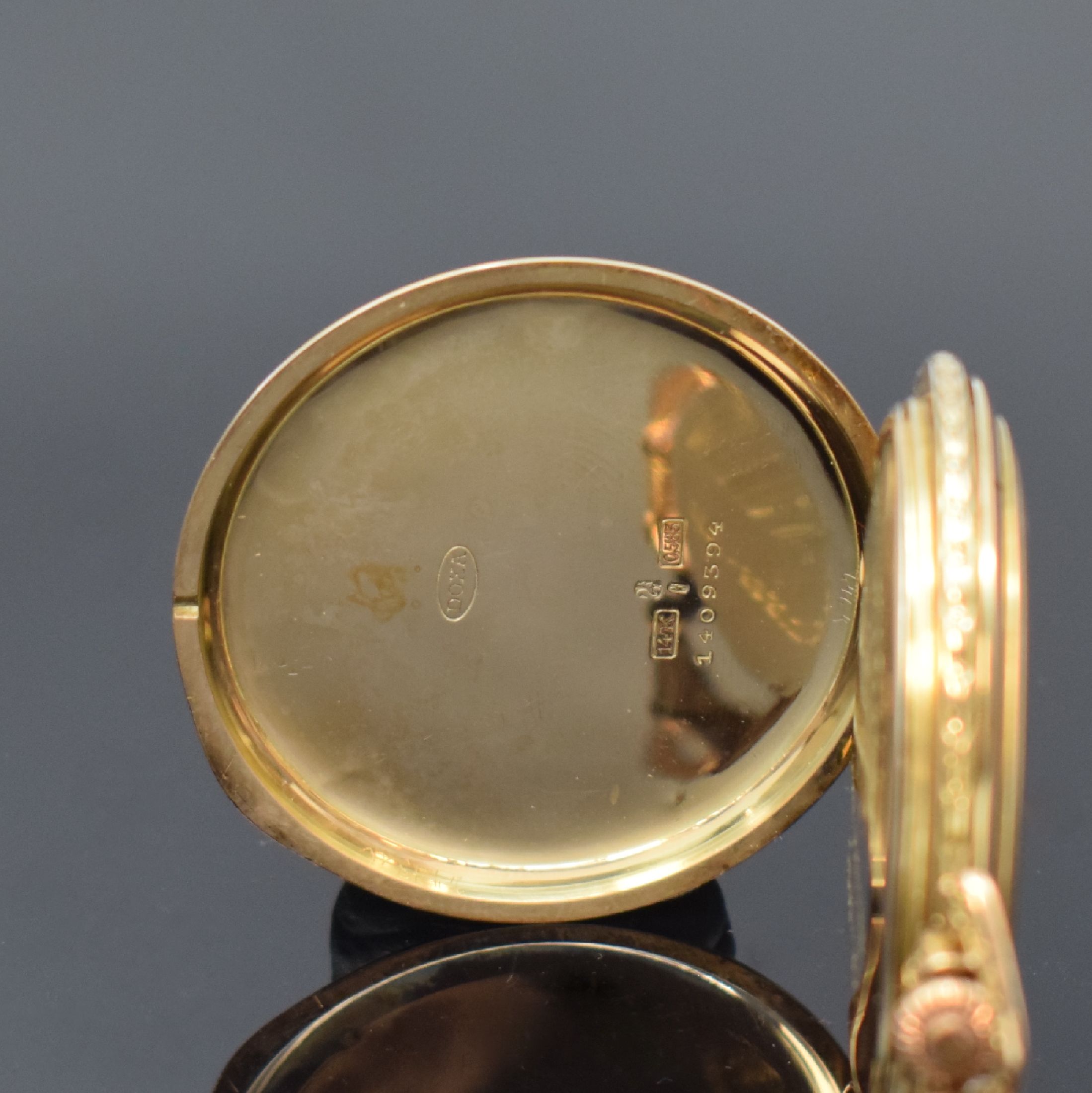 Detail d: DOXA Herrensavonette in GG 585/000 mit vergoldeter Kette, Schweiz um 1905, 3 Deckel Goldgeh., Cuvette m. Medaillen-Gravur, Sprung- u. Rückdeckel m. ...