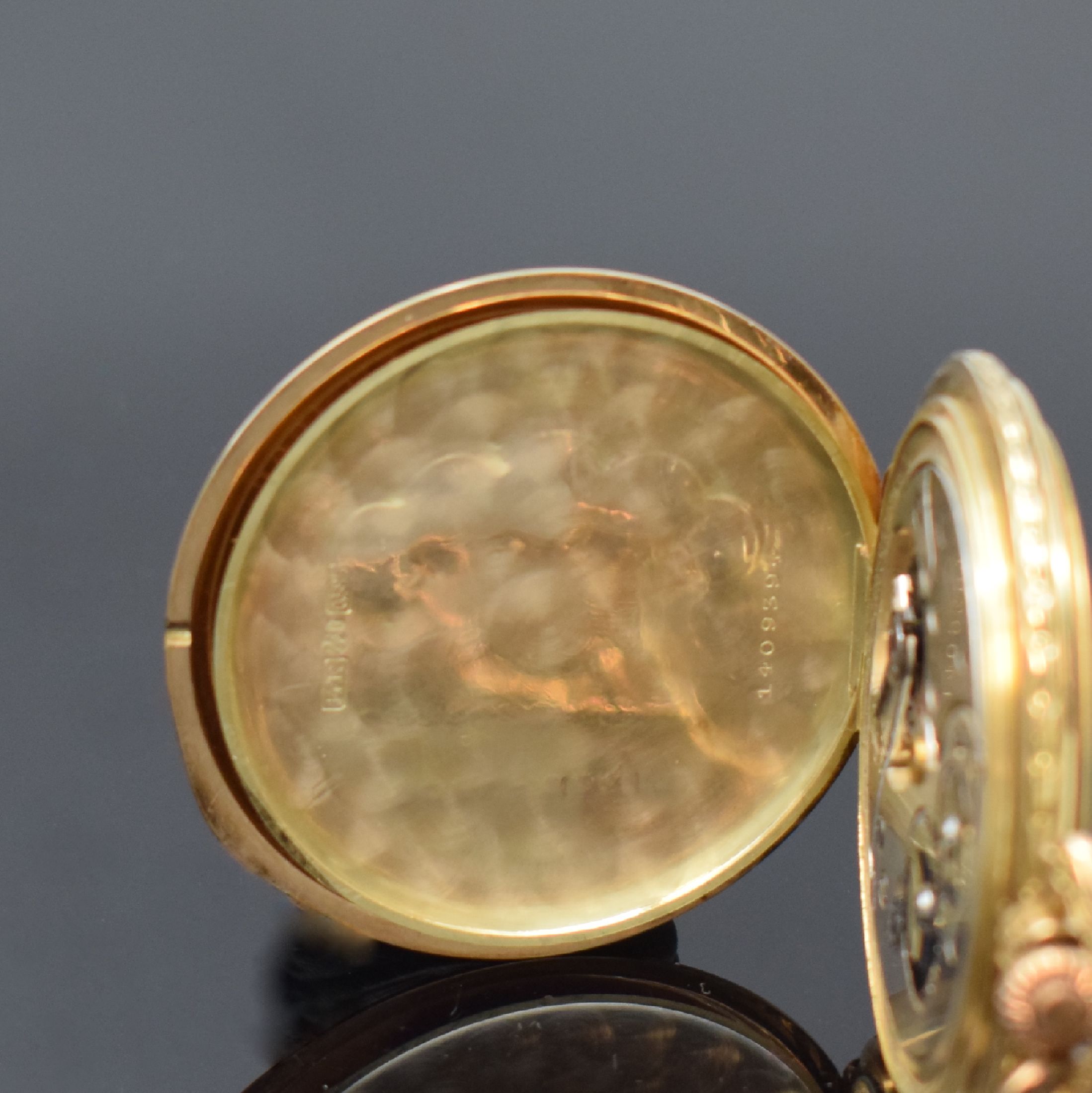 Detail f: DOXA Herrensavonette in GG 585/000 mit vergoldeter Kette, Schweiz um 1905, 3 Deckel Goldgeh., Cuvette m. Medaillen-Gravur, Sprung- u. Rückdeckel m. ...