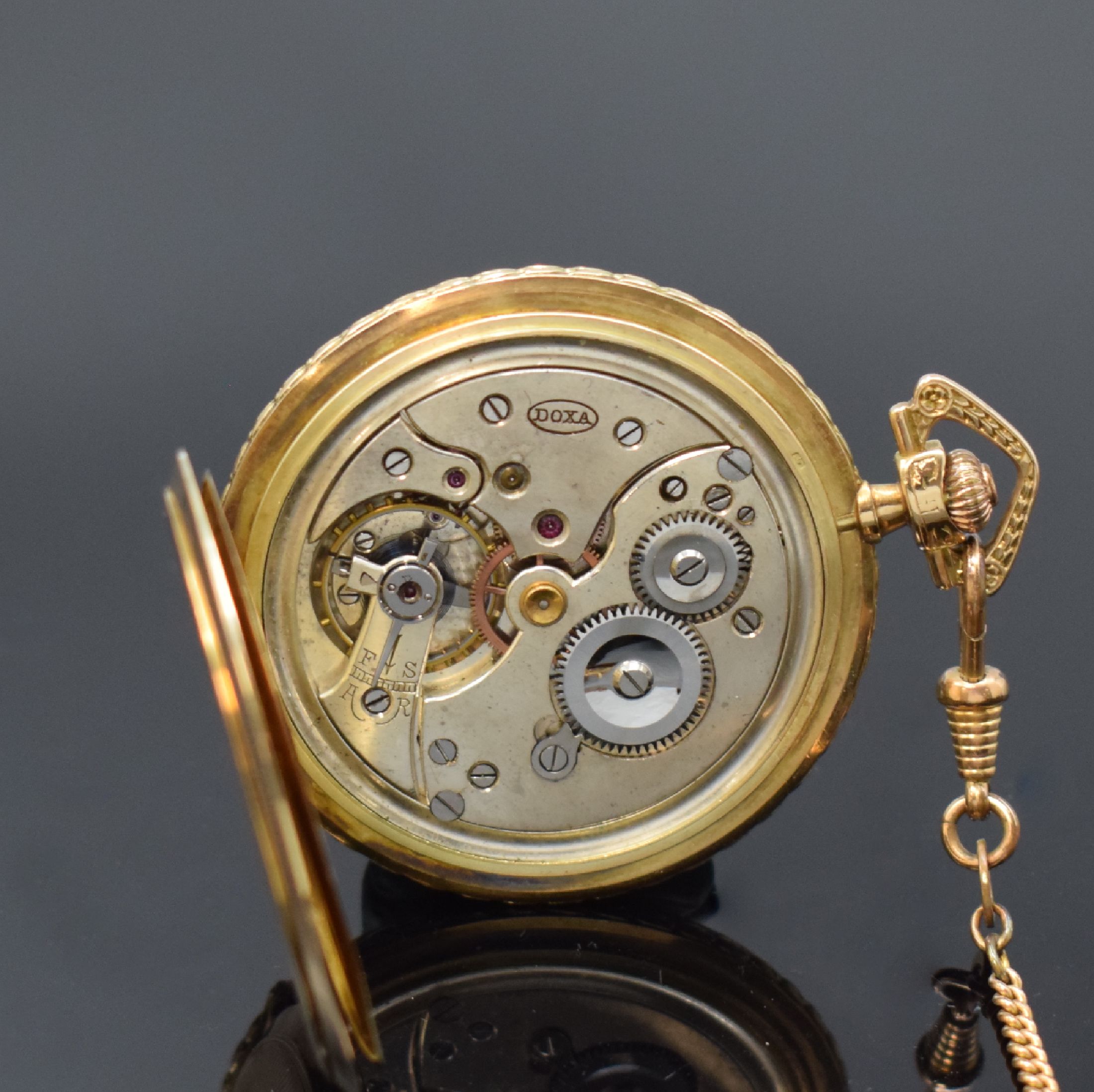 Detail g: DOXA Herrensavonette in GG 585/000 mit vergoldeter Kette, Schweiz um 1905, 3 Deckel Goldgeh., Cuvette m. Medaillen-Gravur, Sprung- u. Rückdeckel m. ...