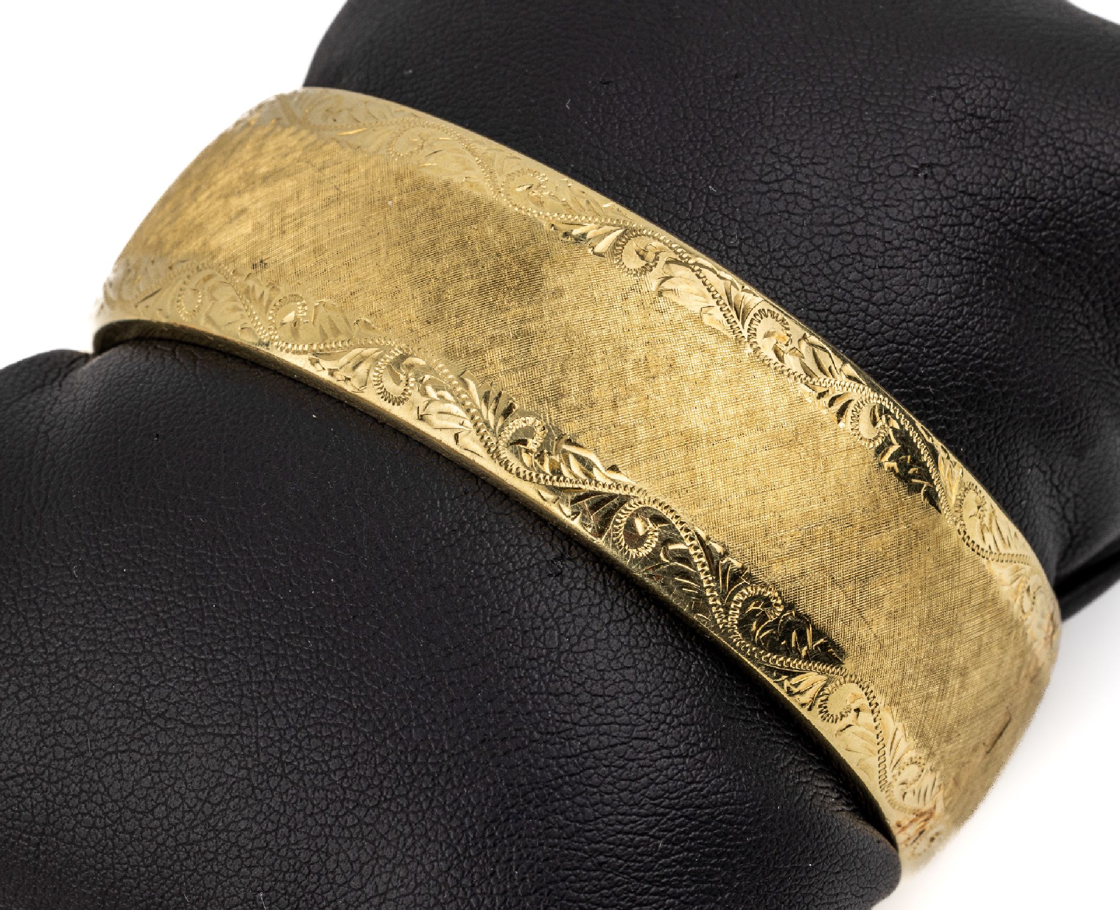14 kt Gold Armreif, gefüllt, GG 585/000, florale Gestaltung, strukt. und sat., Breite ca. 2 cm, D. ca. 6 x 5.5 cm, ca. 59.0 g