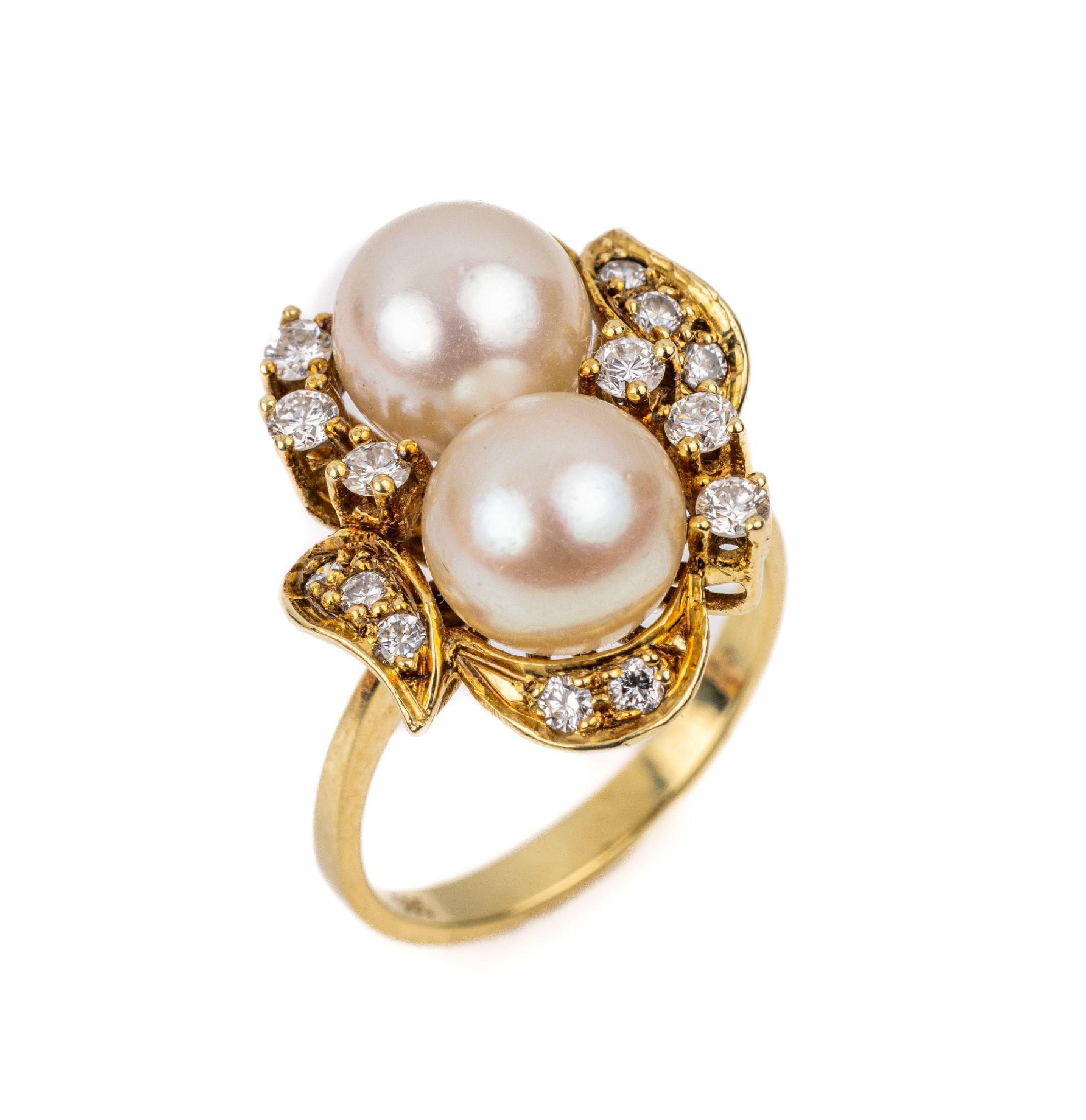 14 kt Gold Akoyazuchtperl-Brillant-Ring, GG 585/000, Unterkaderung, asymm. Ringkopf, l.rosef. Perlen, D. ca. 8.4 mm, 16 Brillanten zus. ca. 0.50 ct ...