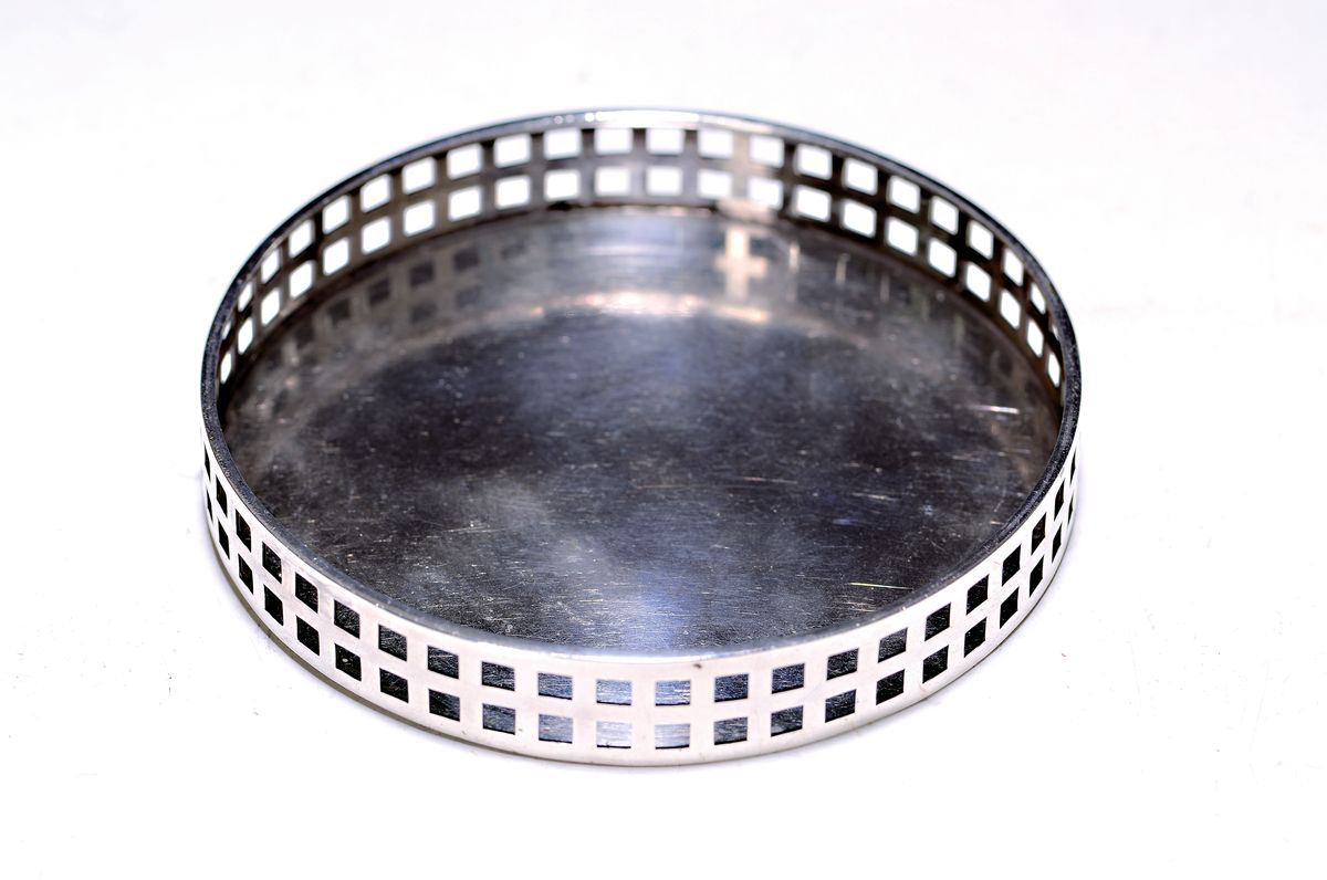 Flaschenuntersetzer, Entwurf Josef Hoffmann/Koloman Moser, Wien von 1905, Silber, doppelreihiger quadratischer Dekor in Durchbrucharbeit, D. ca. 10.5 ...