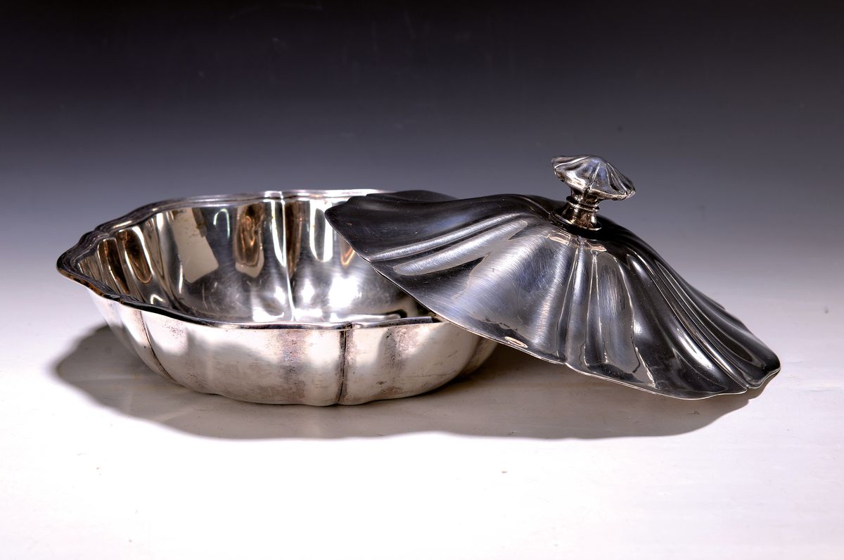 Detail a: Deckelschüssel, deutsch, um 1900, Gebr. Kühn Schwäbisch Gmünd, 800er Silber, sechspassige Form, profilierter Rand, ca. 820 g, H. ca. 14 cm, B. ...