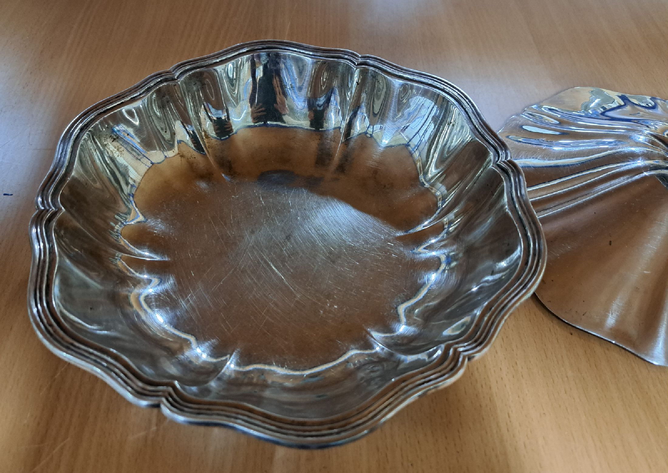 Detail c: Deckelschüssel, deutsch, um 1900, Gebr. Kühn Schwäbisch Gmünd, 800er Silber, sechspassige Form, profilierter Rand, ca. 820 g, H. ca. 14 cm, B. ...