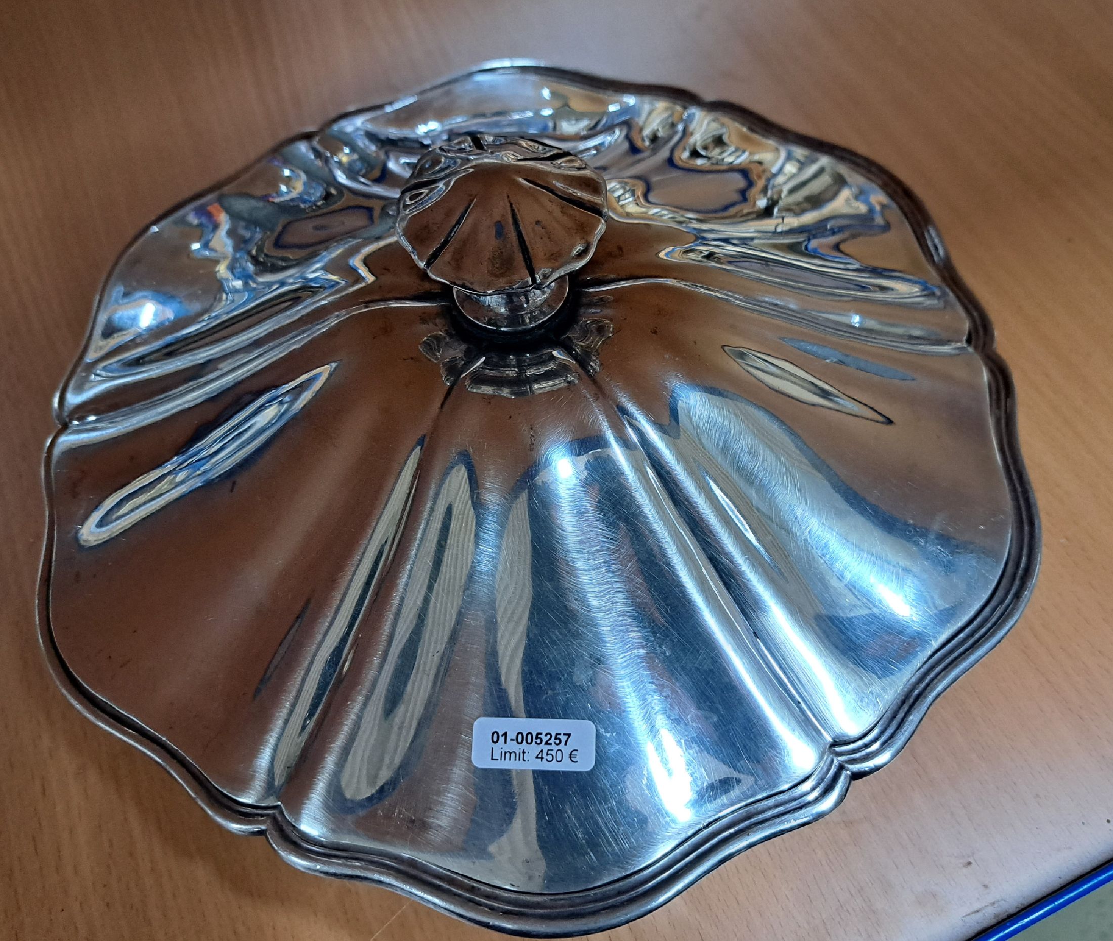Detail d: Deckelschüssel, deutsch, um 1900, Gebr. Kühn Schwäbisch Gmünd, 800er Silber, sechspassige Form, profilierter Rand, ca. 820 g, H. ca. 14 cm, B. ...