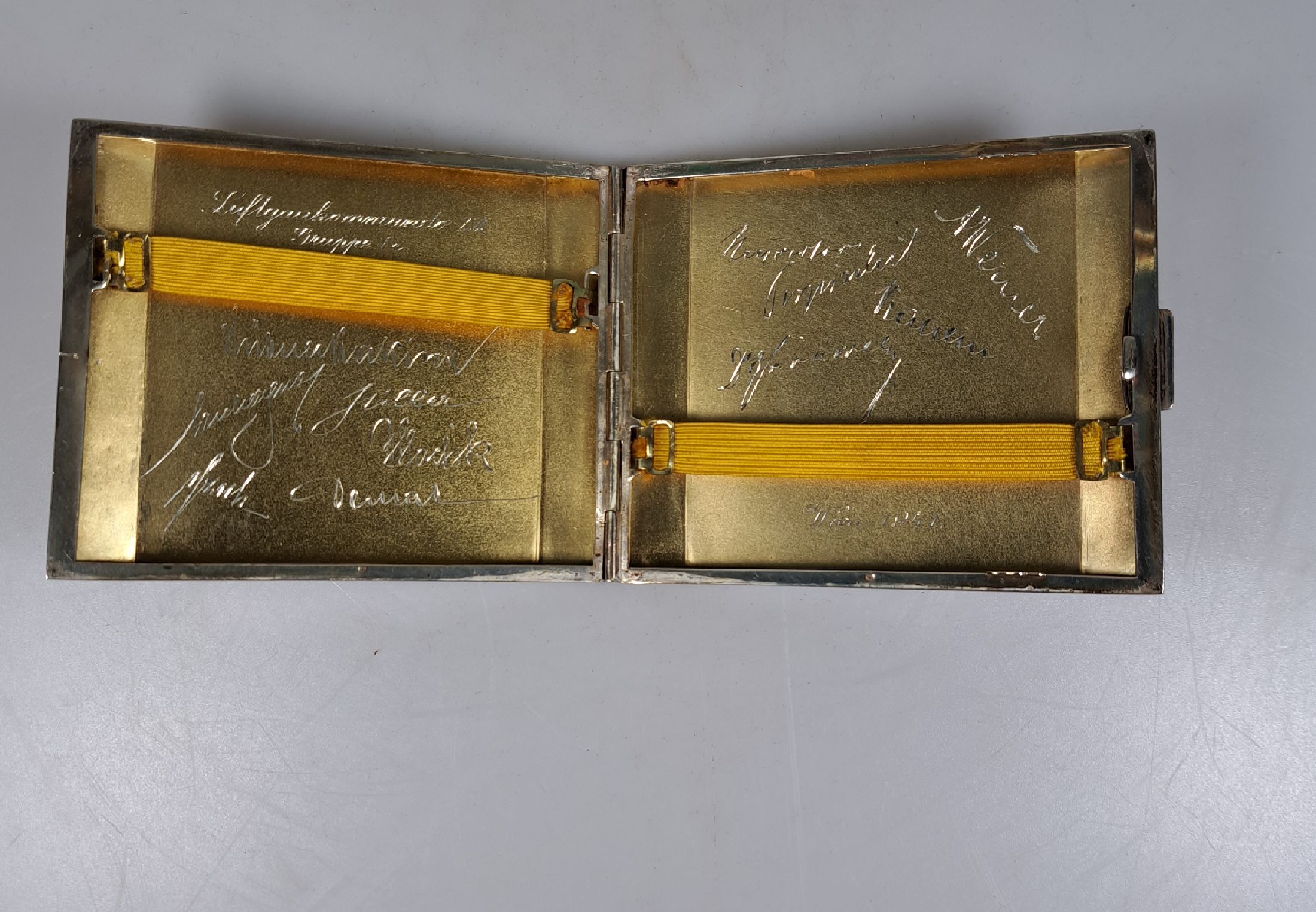 Detail a: Zigarettenetui, 2.WK, Luftgaukommando XVII, Gruppe i c, Wien 1941, innen mit Unterschriften der Kameraden, 835er Silber, innen vergoldet, außen ...