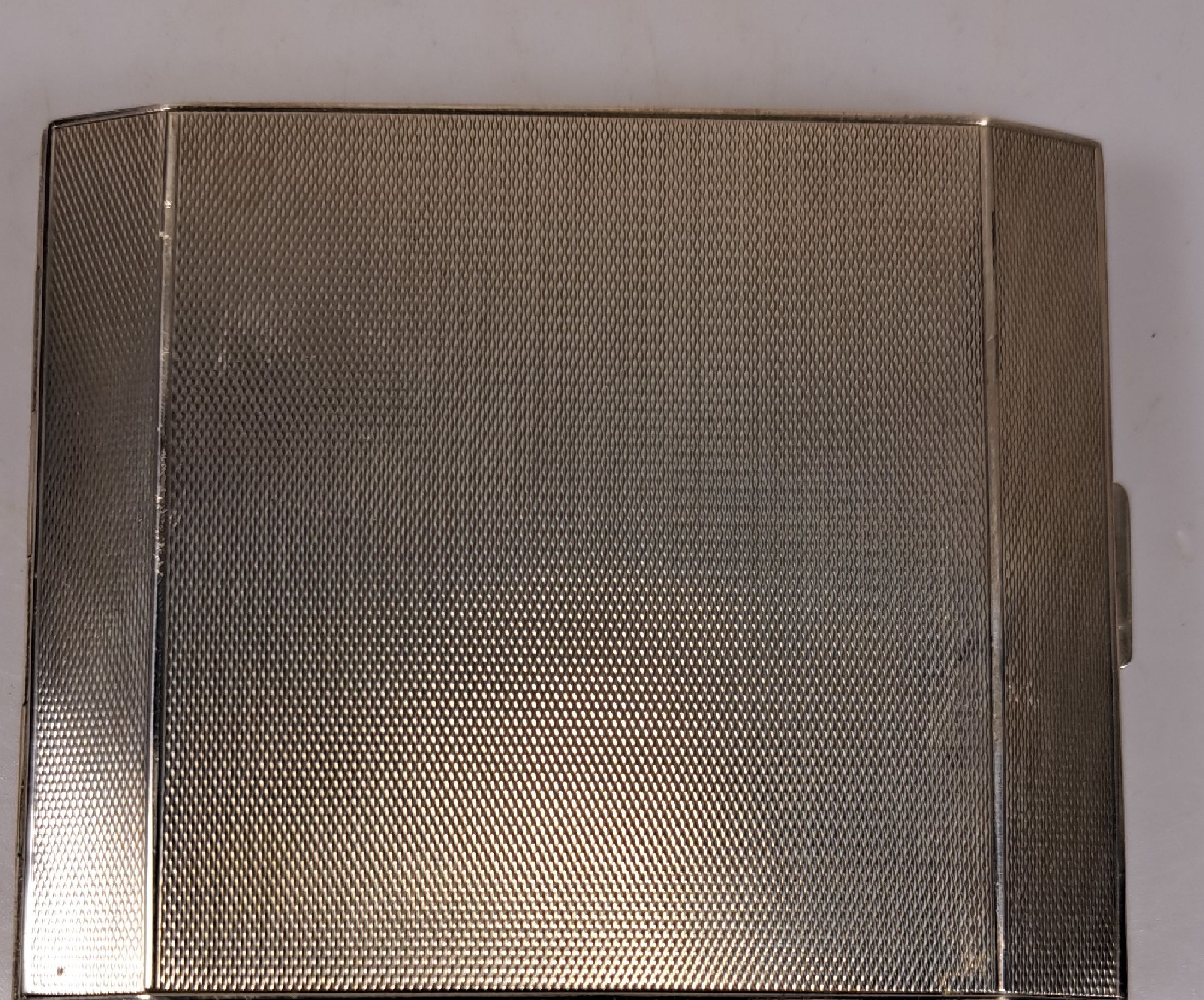 Detail b: Zigarettenetui, 2.WK, Luftgaukommando XVII, Gruppe i c, Wien 1941, innen mit Unterschriften der Kameraden, 835er Silber, innen vergoldet, außen ...