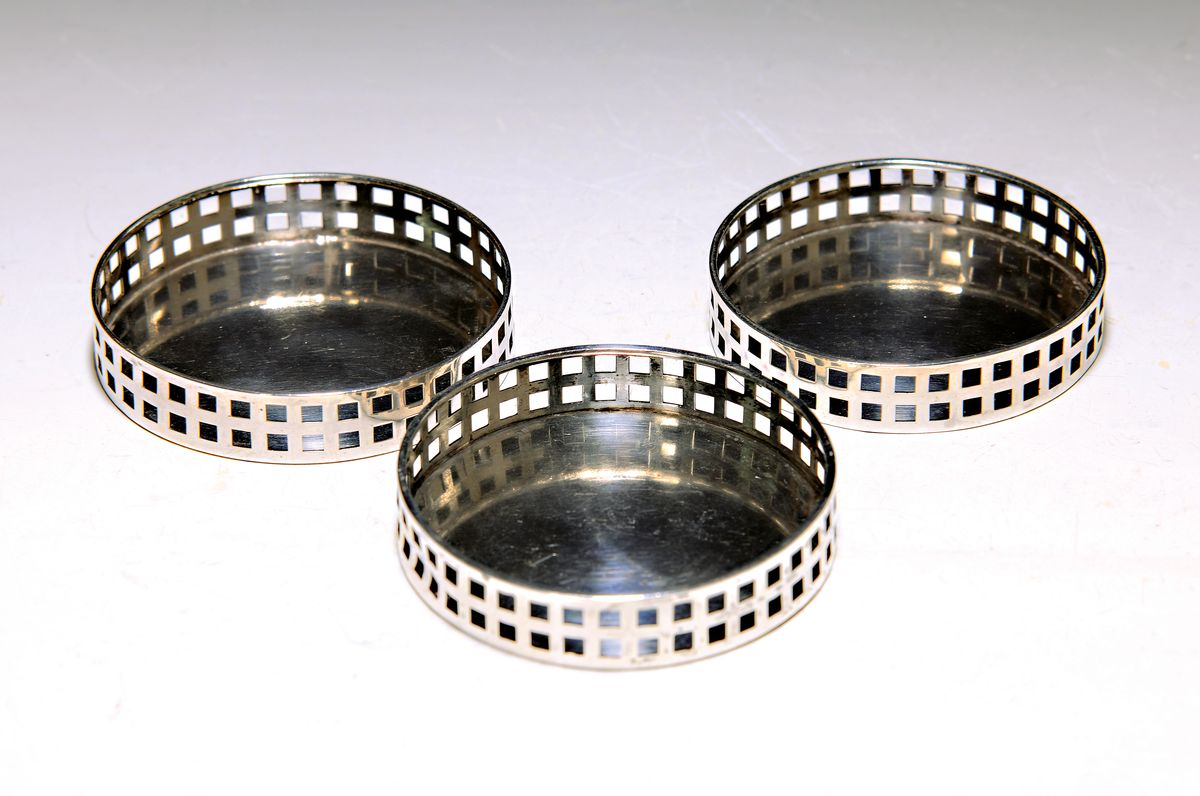 Drei Gläseruntersetzer, Wiener Werstätte, Entwurf Koloman Moser/Josef Hoffmann vor 1905, Silber, doppelreihiger quadratischer Dekor in ...
