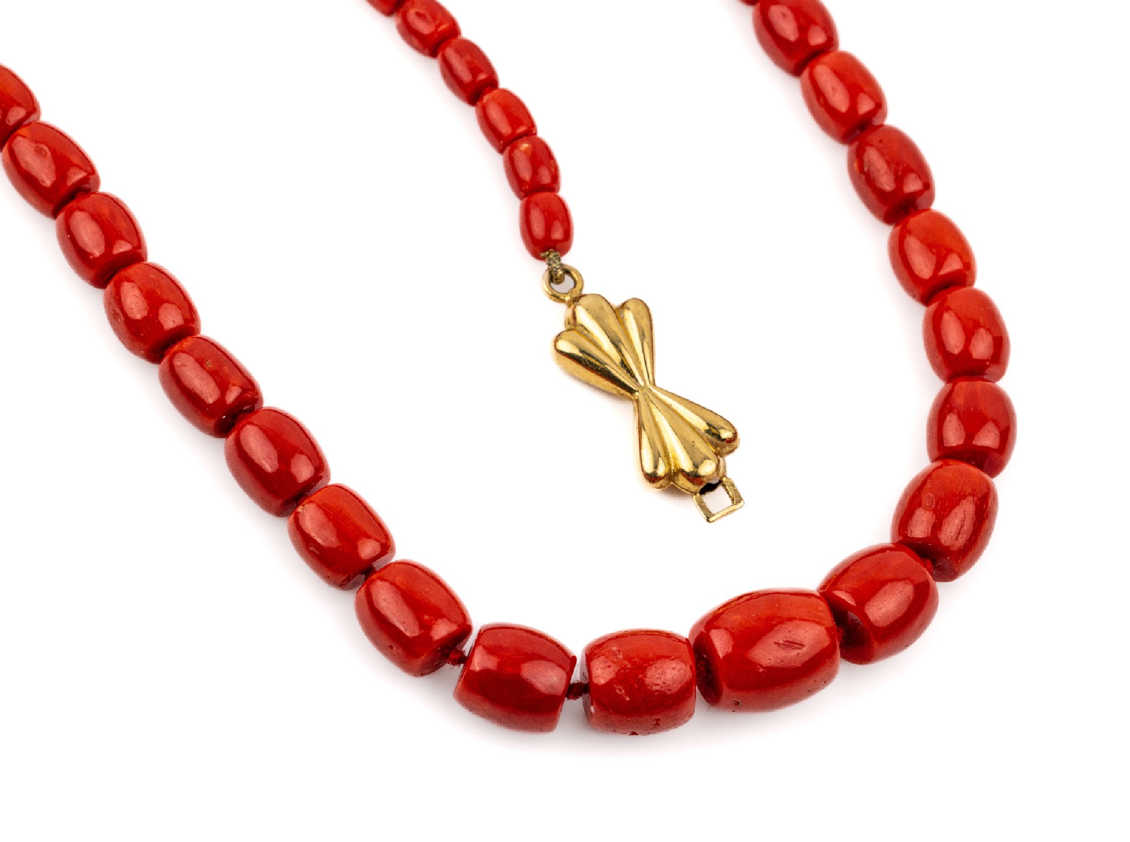 Collier aus Korallen, Schließe GG 750/000, schleifenförmig, Korallentönnchen von guter Farbe verlaufend, L. ca. 7.3 - 12.2 mm, L. ca. 72 cm, ...