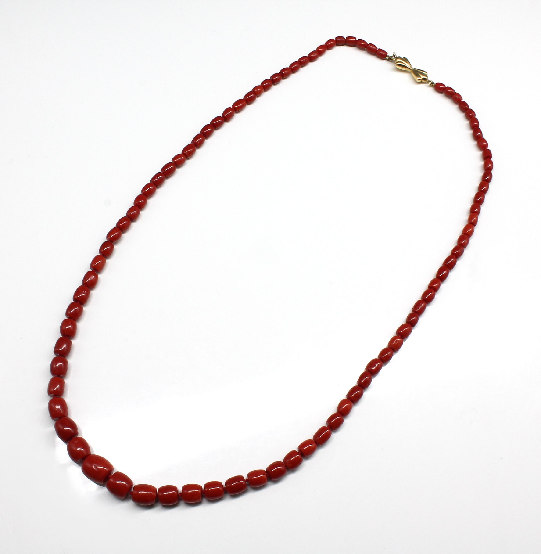 Detail a: Collier aus Korallen, Schließe GG 750/000, schleifenförmig, Korallentönnchen von guter Farbe verlaufend, L. ca. 7.3 - 12.2 mm, L. ca. 72 cm, ...