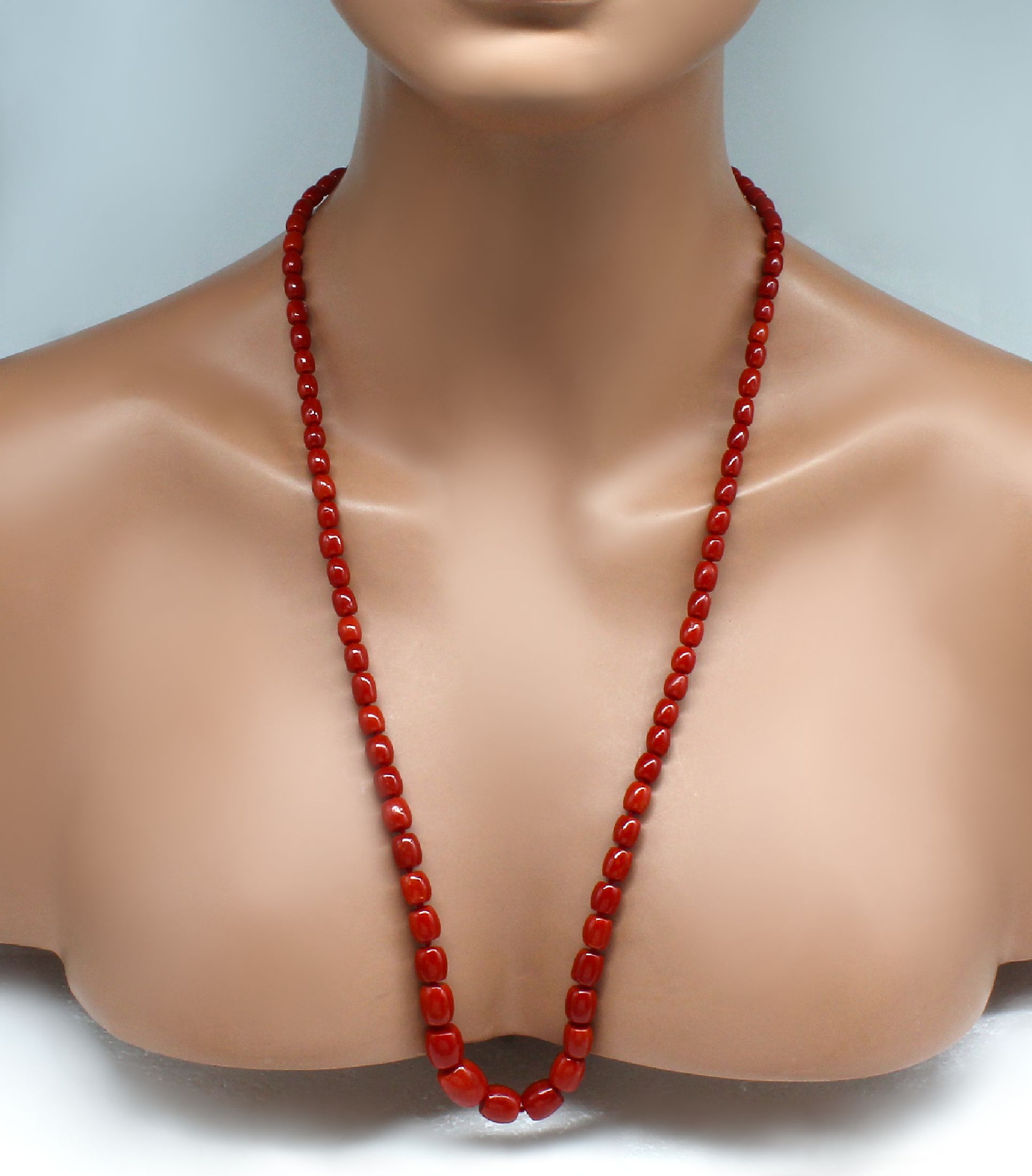 Detail b: Collier aus Korallen, Schließe GG 750/000, schleifenförmig, Korallentönnchen von guter Farbe verlaufend, L. ca. 7.3 - 12.2 mm, L. ca. 72 cm, ...