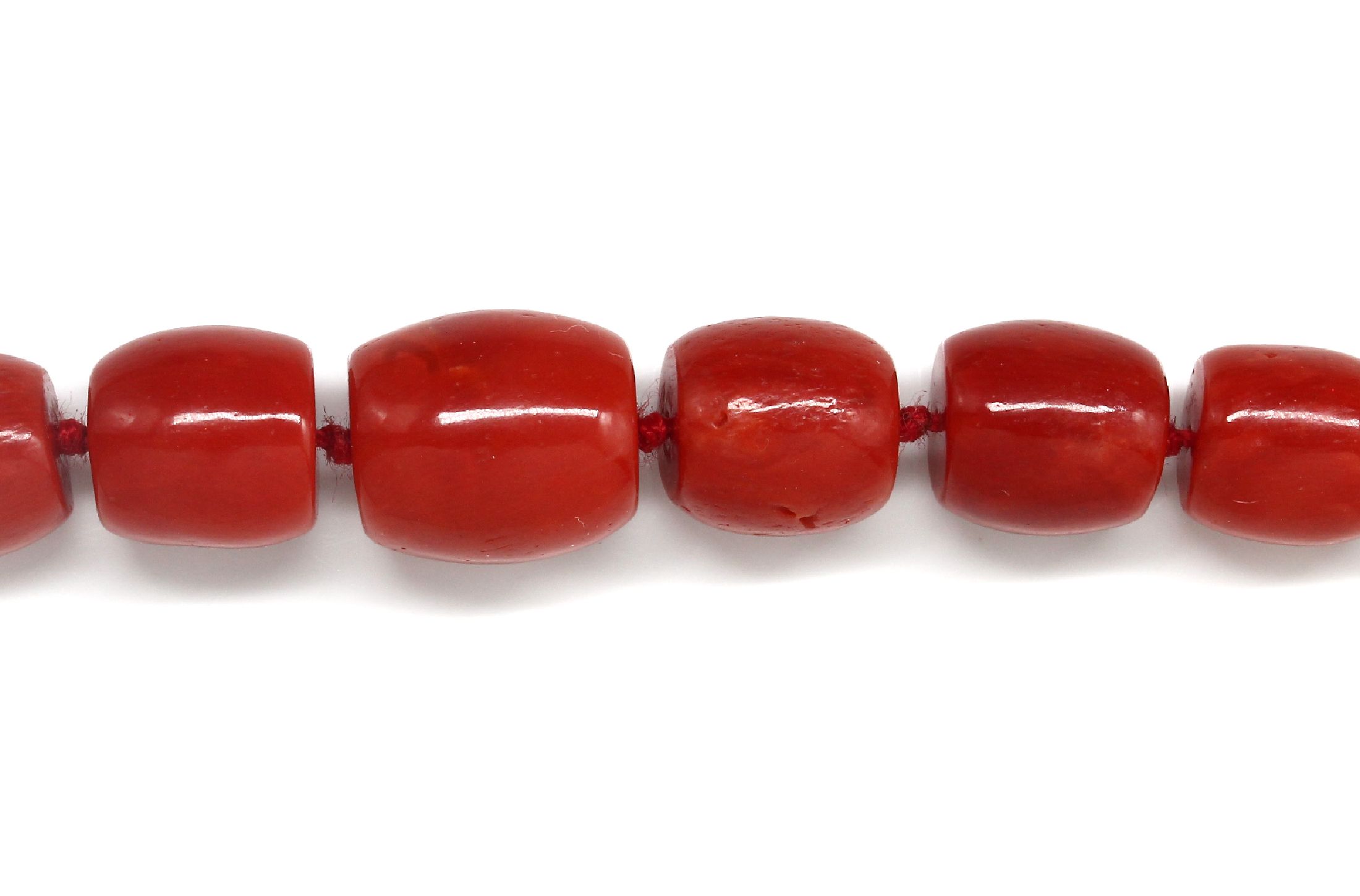 Detail c: Collier aus Korallen, Schließe GG 750/000, schleifenförmig, Korallentönnchen von guter Farbe verlaufend, L. ca. 7.3 - 12.2 mm, L. ca. 72 cm, ...
