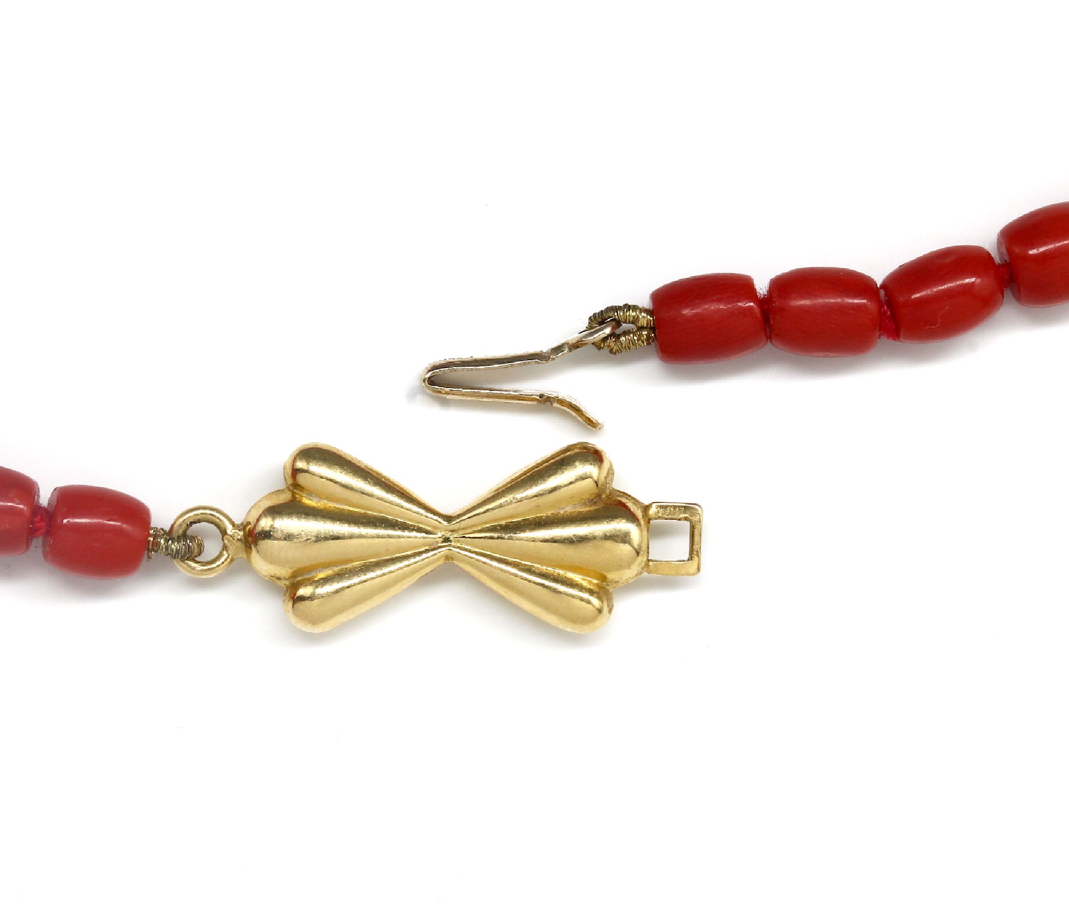 Detail d: Collier aus Korallen, Schließe GG 750/000, schleifenförmig, Korallentönnchen von guter Farbe verlaufend, L. ca. 7.3 - 12.2 mm, L. ca. 72 cm, ...