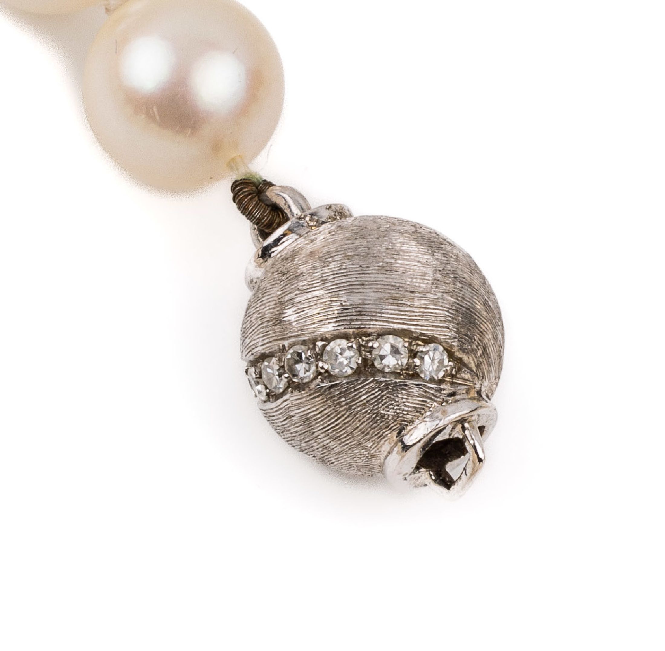 Detail a: Akoya-Zuchtperlencollier mit 14 kt Gold Diamant-Schließe, WG 585/000, satiniert, 8/8-Diamanten zus. ca. 0.20 ct Weiß/vs-si, ca.174 Perlen mit ...