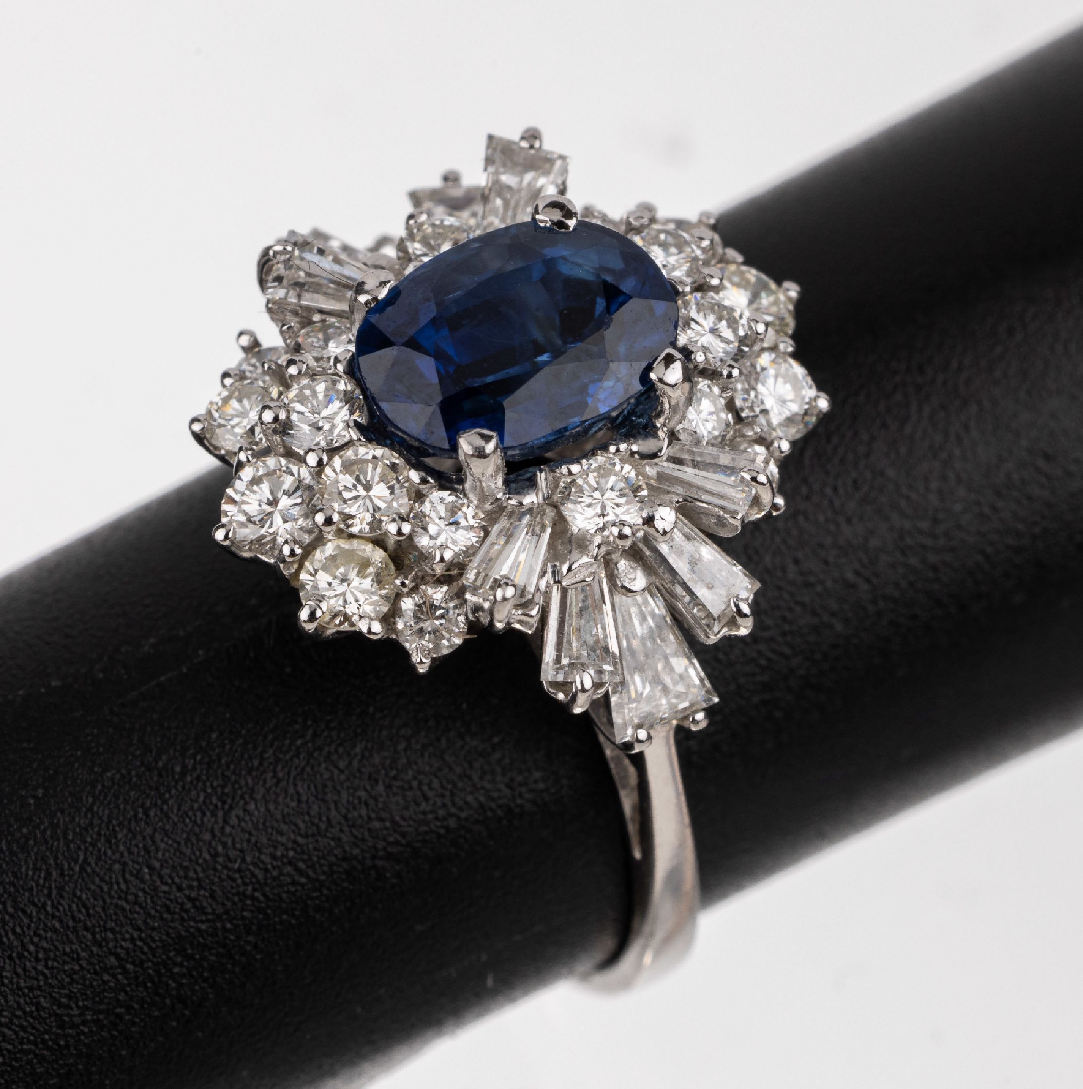18 kt Gold Saphir-Diamant-Ring, WG 750/000,ovalfacett. Saphir 1.50 ct, Brillanten und Diamant-Trapeze zus. ca. 2.0 ct feines Weiß -Weiß/lr-vs, RW ...