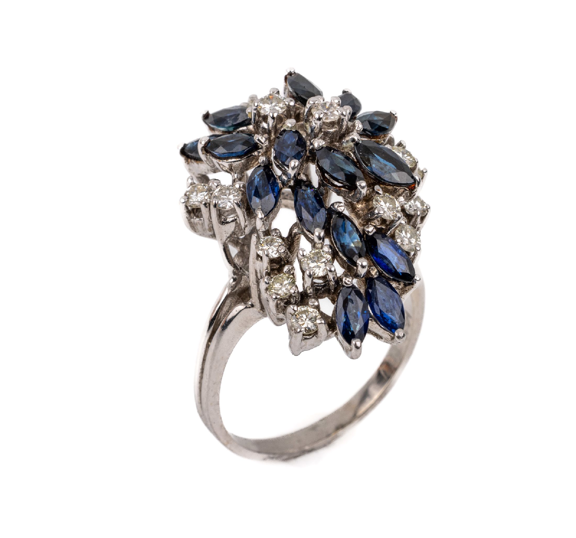 14 kt Gold Saphir-Brillant-Ring, WG 585/000, 16 Brillanten zus. ca. 0.75 ct Weiß/lr-vs, 17 Saphir-Navettes zus. ca. 2.0 ct, ca. 8.6 g, RW 58