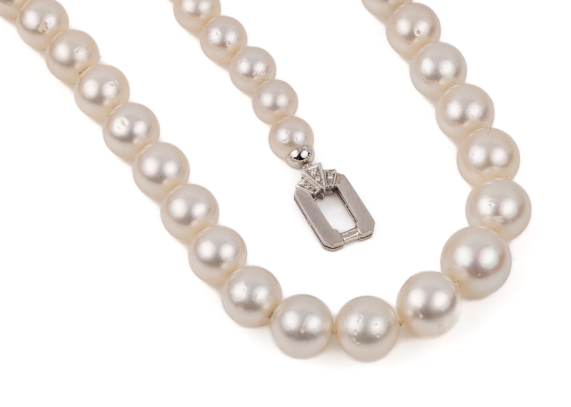 Collier aus Südseezuchtperlen, Diamant- Schließe WG 750/000, satiniert, beids. mit 8 8/8-Diamanten zus. ca. 0.10 ct feines Weiß- Weiß/lr-vs, 39 ...