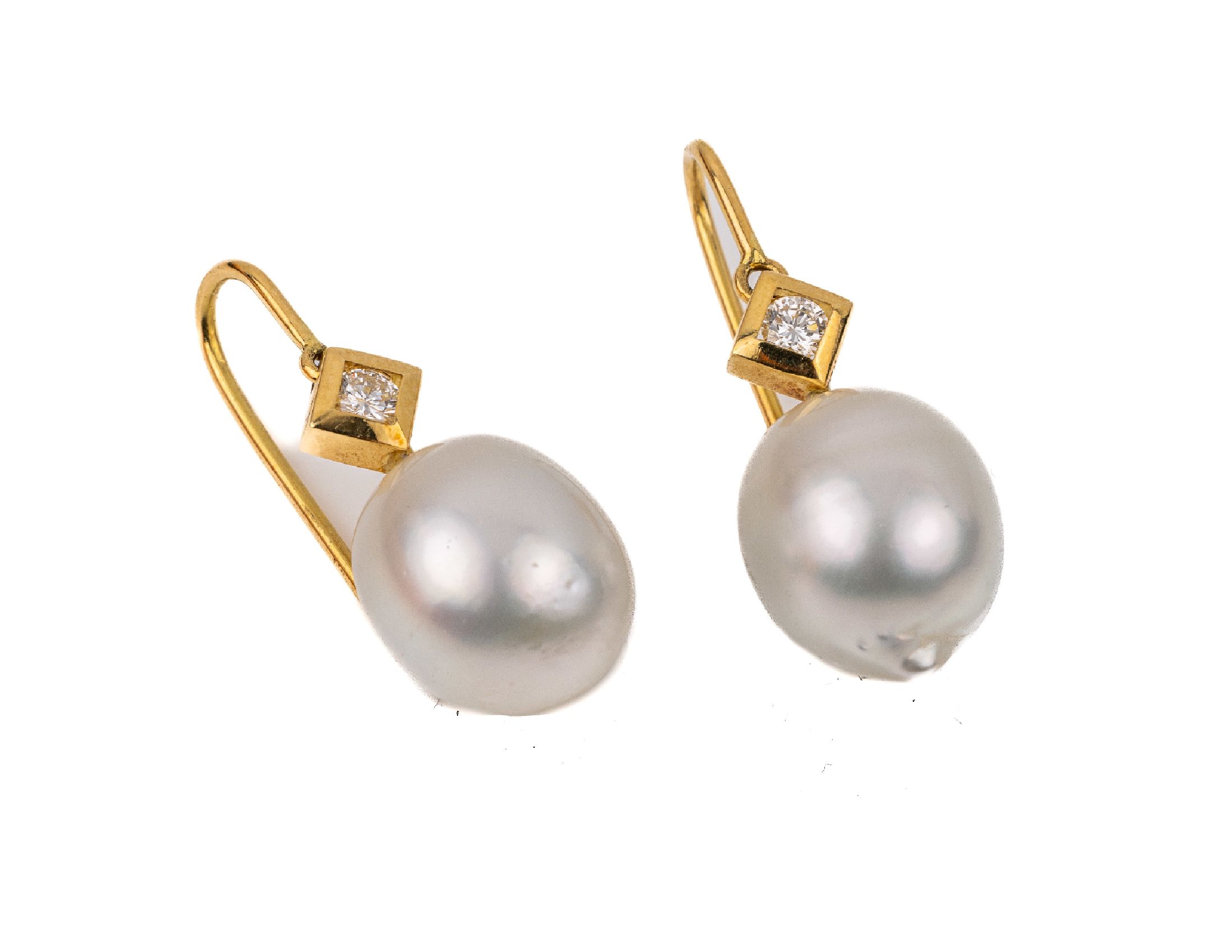 Paar 18 kt Gold Perl-Brillant-Ohrgehänge, GG 750/000, 2 weiße Südseezuchtperlen, D. ca. 12.7 x 14.5 mm, nat. Merkmale, 2 Brillanten zus. ca. 0.30 ...
