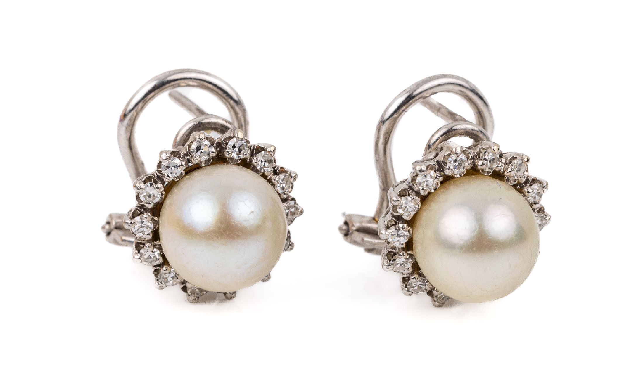 Paar 18 kt Gold Perl-Brillant-Ohrstecker, WG 750/000, 2 weiße Zuchtperlen D ca. 8.3 mm, 28 Brillanten zus. ca. 0.30 ct Weiß/vs-si, total ca. 7.7 g