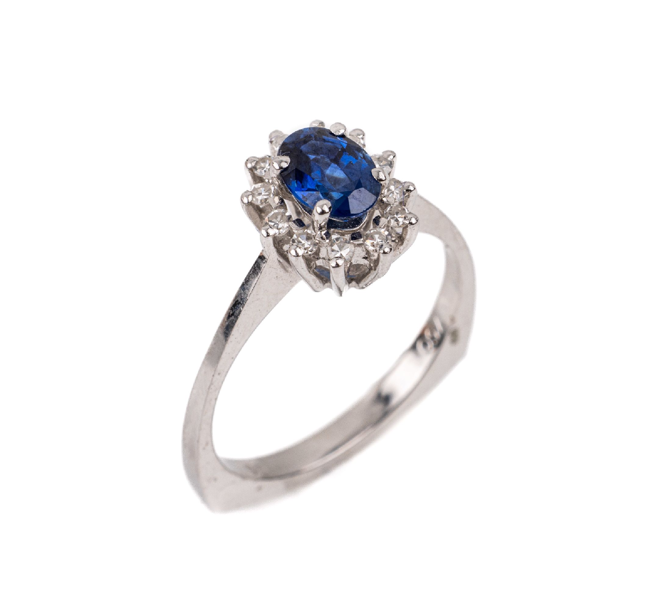 18 kt Gold Saphir-Diamant-Ring, WG 750/000, ovalfacett. Saphir ca. 0.60 ct, 12 8/8- Diamanten zus. ca. 0.12 ct Weiß/si, total ca. 3.5 g, RW 54