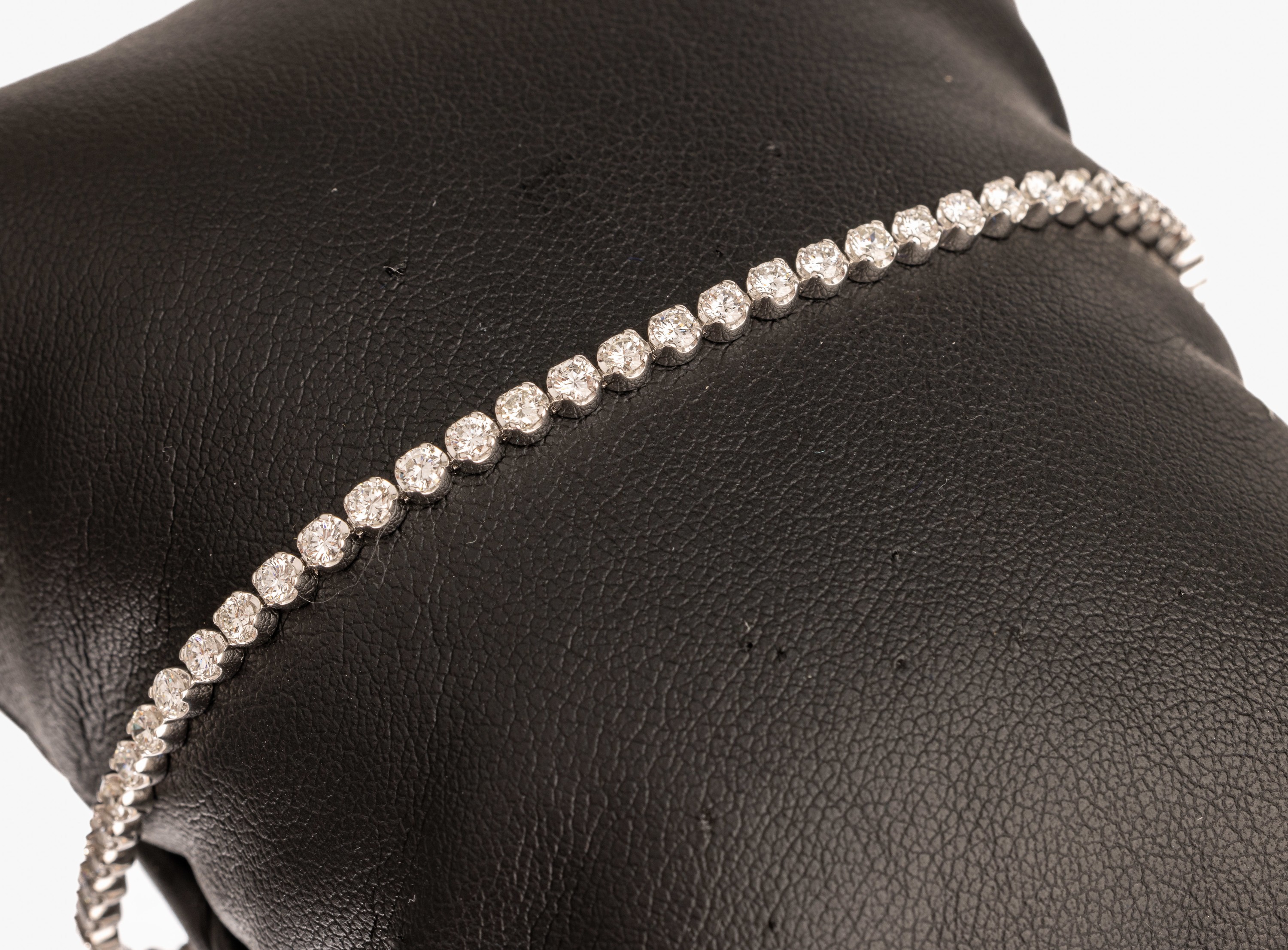 14 kt Gold Brillant-Linienarmband, WG 585/000, Brillanten zus. ca. 2.95 ct feines Weiß-Weiß/lr-si, L. ca. 18 cm, Kastenschloss mit ...
