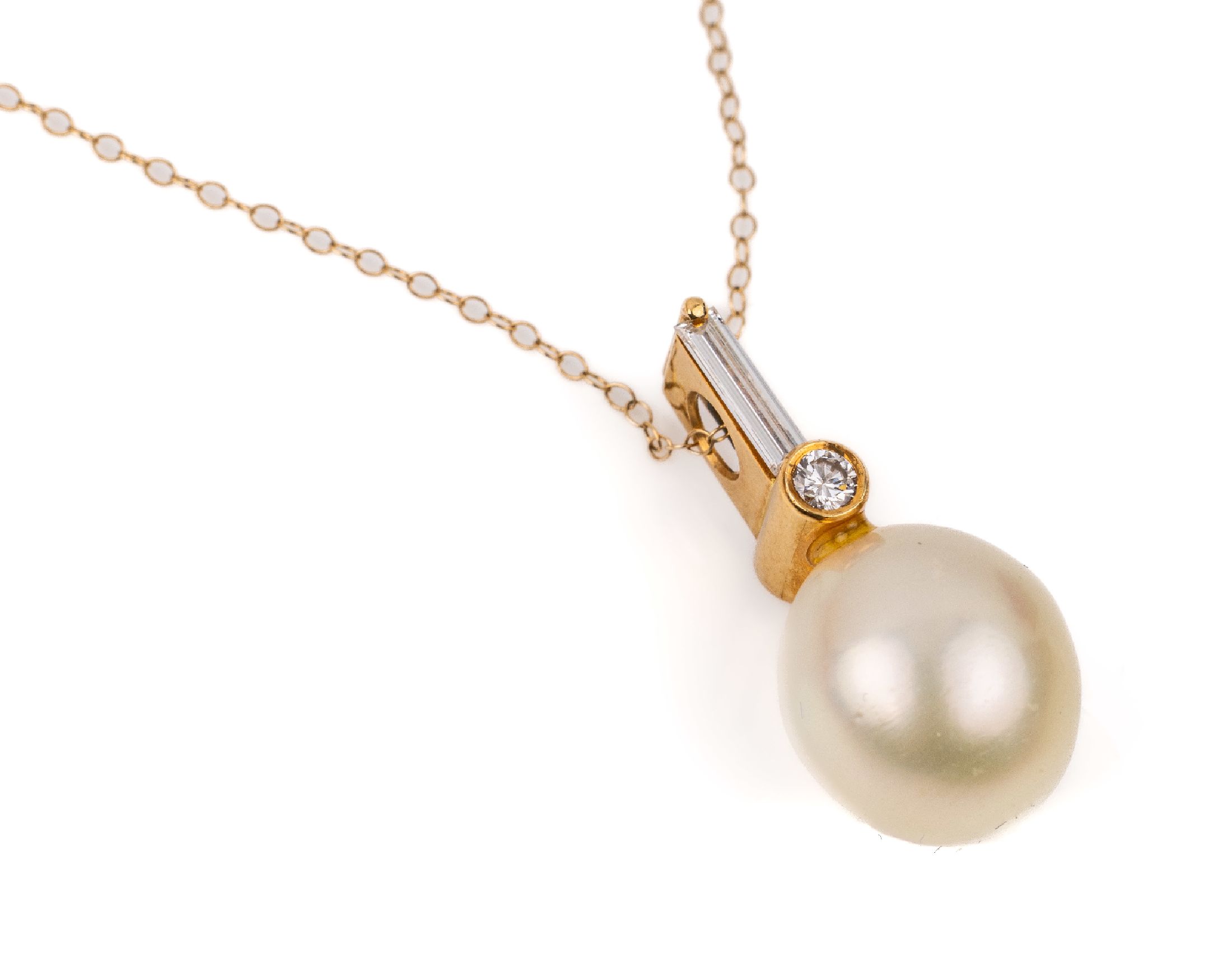 18 kt Gold Perl-Diamant-Anhänger, GG 750/000, Südseezuchtperle D ca. 13.1 mm, nat. Merkmale, Diamant-Baguette und Brillant zus. ca. 0.25 ct feines ...
