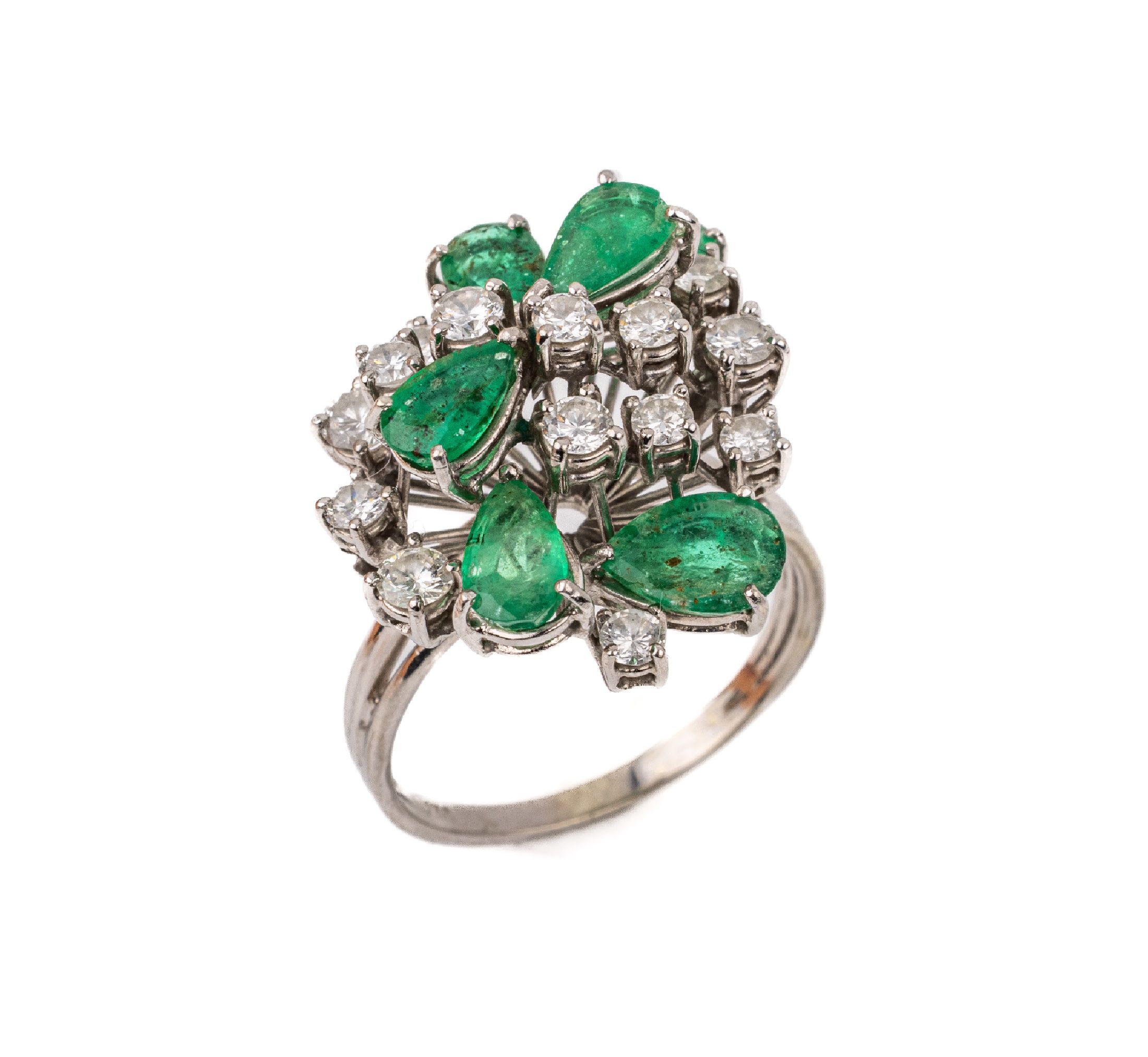 18 kt Gold Smaragd-Brillant-Ring, WG 750/000, 6 Smaragd-Tropfen zus. ca. 1.50 ct, 15 Brillanten zus. ca. 1.0 ct Weiß/vs-si, Aufbau in mehreren ...