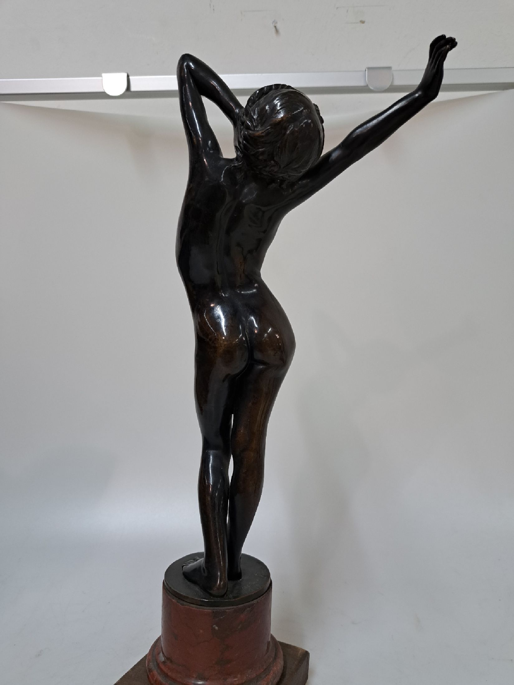Detail b: Ernst Freese, Bronzeskulptur um 1900, "Erwacht", sich reckener Mädchenakt mit geflochtenem Haar, Bronze braun patiniert, auf der Plinthe ...
