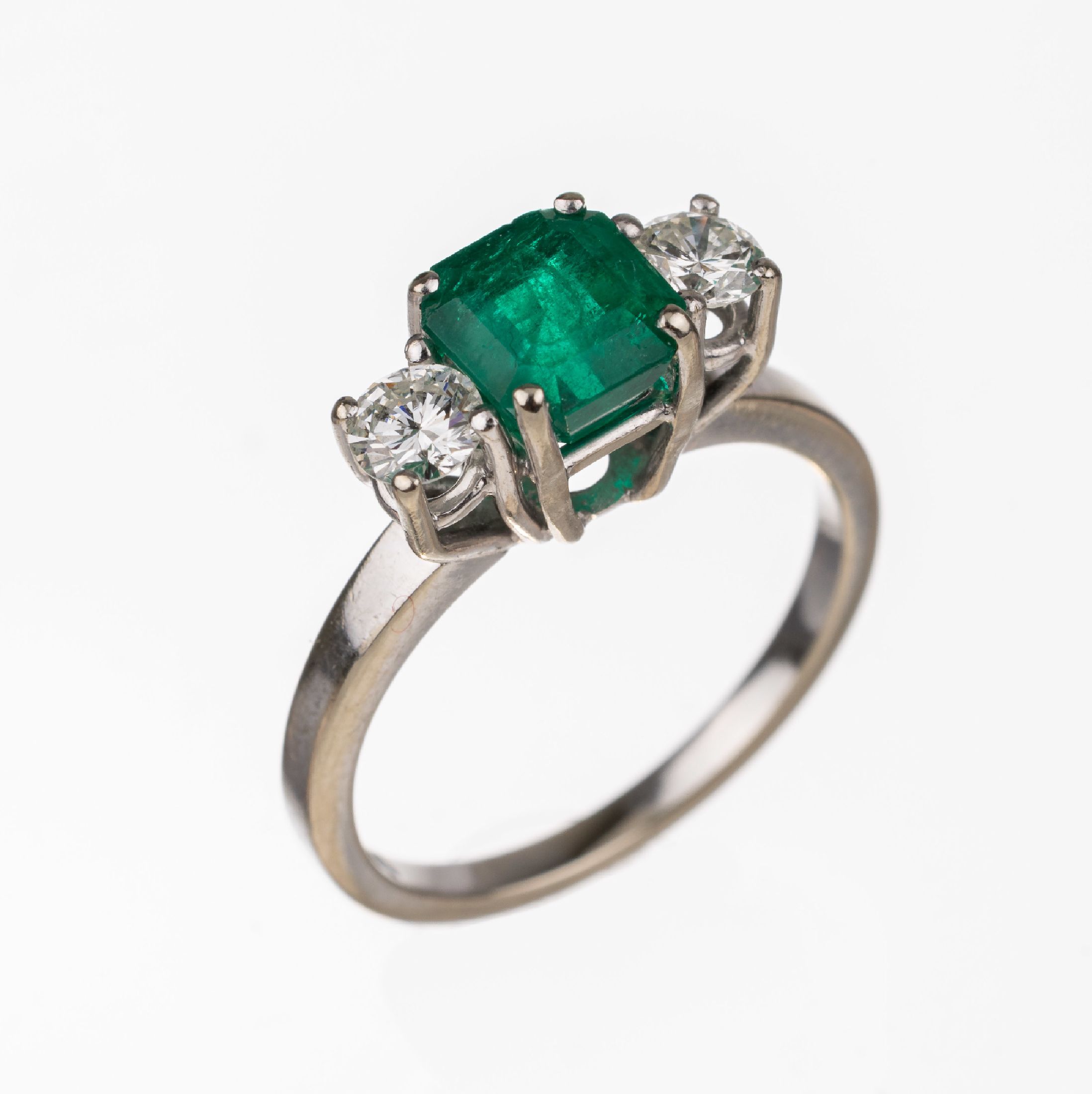 14 kt Gold Smaragd-Brillant-Ring, WG 585/ 000, feines Smaragd-Karree ca. 1.30 ct, 2 Brillanten zus. ca. 0.20 ct feines Weiß-Weiß/ vvs-vs, RW 53, ...
