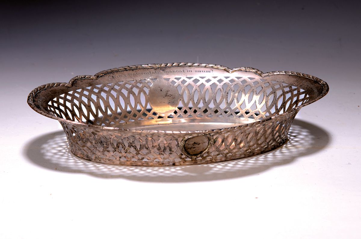 Ovale Silberschale, deutsch, um 1900, 800er Silber, Wandung mit Durchbrucharbeit, mit Widmung: "Ihrem treuen und ehrenwerten Ritter Burnemanz ...