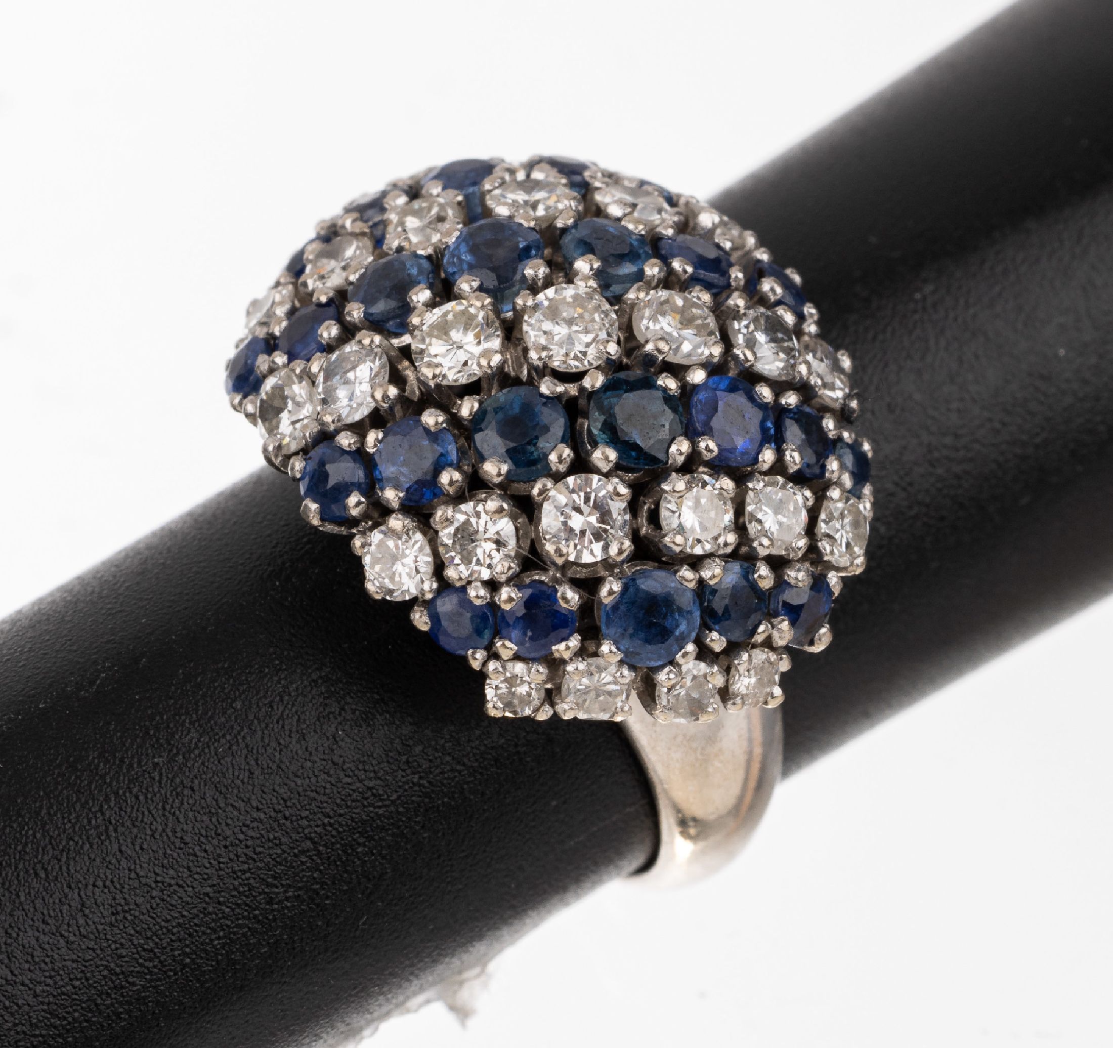 14 kt Gold Saphir-Brillant-Ring, WG 750/000, 24 rundfacett. Saphire zus. ca. 1.50 ct, 27 Brillanten zus. ca. 1.50 ct Weiß/vs-si, total ca. 8.4 g, ...