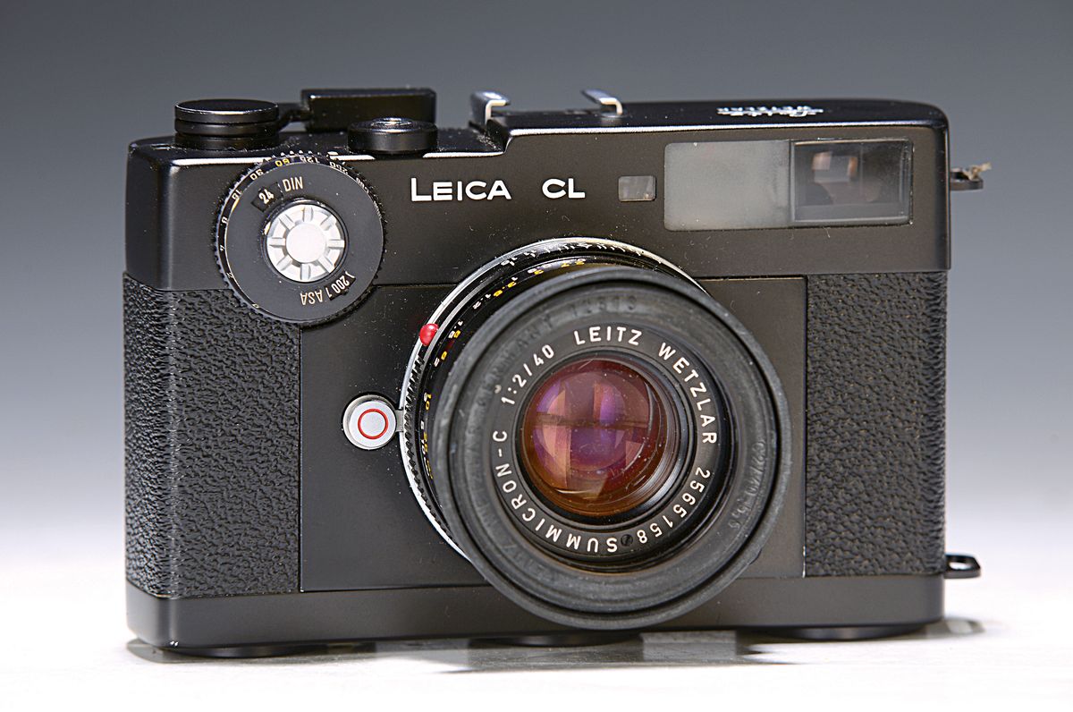 Leica C, Bj. 1973-74, Seriennr. 1315322, schwarzer Body, Objektiv Summicron-C 1:2/40mm, Seriennr. 2565158 Bj. 1973, mit schwarzer Ledertasche; ...
