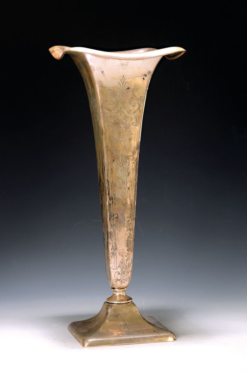 Vase, USA, um 1910, Sterling Silber, Vierkantform, fein graviert, ausladender Rand, Fuß gefüllt, H. ca. 40cm