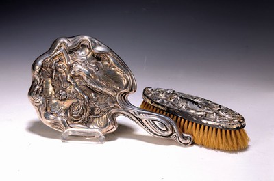 Image 26701097 - Hand mirror and brush, France, around 1900, Art Nouveau, silver-plated metal, richly embossed with a female figure and flowers, rubbed, length approx. 25/17cm