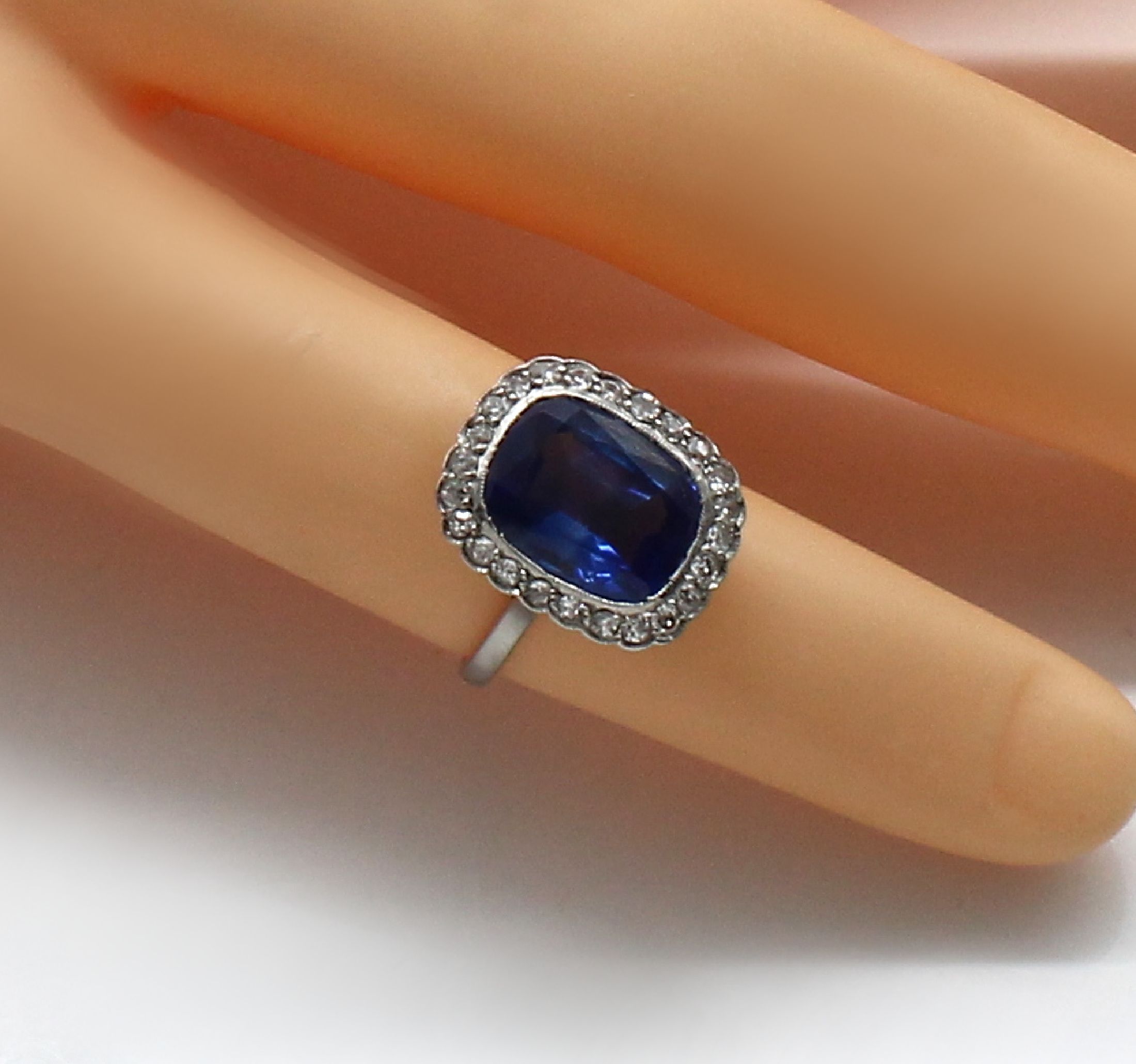 Detail a: Platin Diamant Saphir Ring, 1920/30er Jahre, Platin gepr., Saphir (vermutlich Synthese) ca. 3.40 ct, 24 Altschliffdiamanten zus. ca. 0.30 ct ...