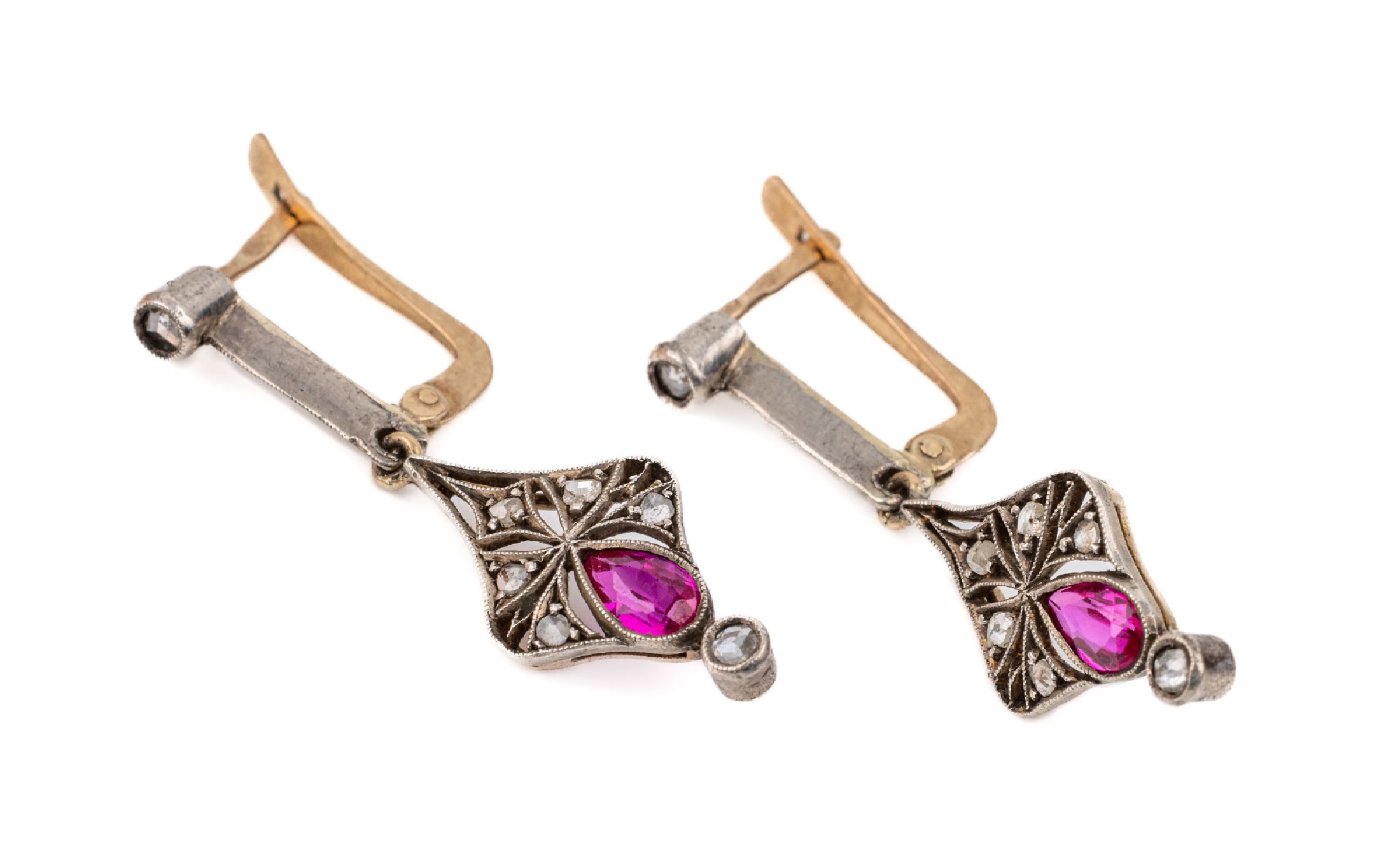 Paar 18 kt Gold Jugendstil Ohrgehänge, um 1900, GG 750/000 und Silber, gepr., 2 facett. synth. Rubin-Tropfen, 14 Diamantrosen, L. ca. 3.2 cm, ...