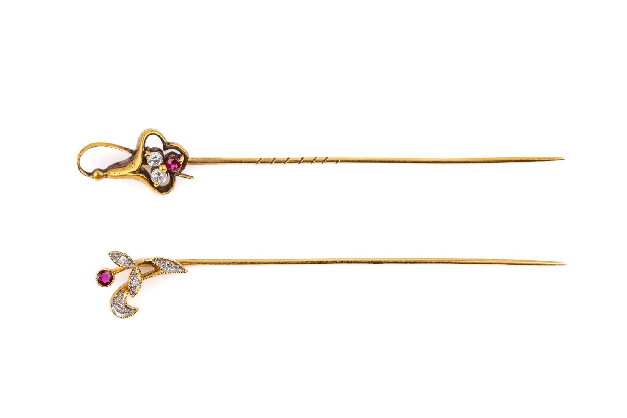 Konvolut 2 18 kt Gold Jugendstil Krawattennadeln, GG 750/000, jeweils abstrakt florales Motiv, 1 x 1 rundfacett. Rubin ca. 0.03 ct, 4 Diamanten zus. ...