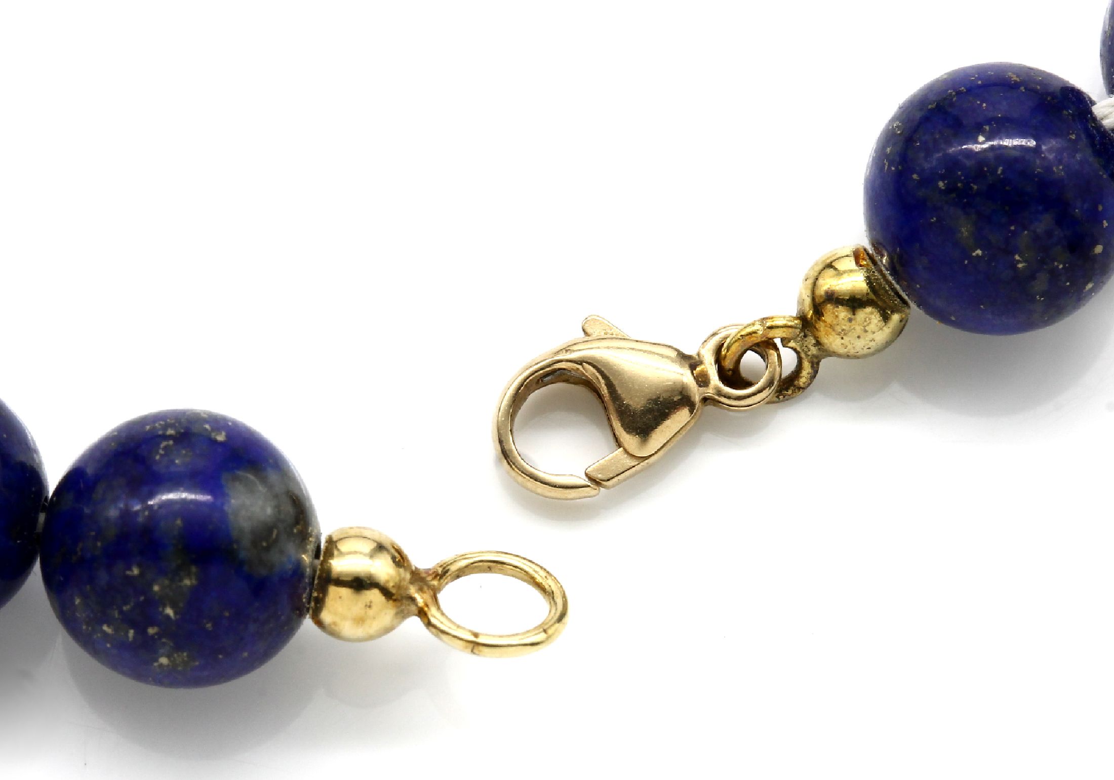 Detail a: Collier aus Lapislazuli, GG 585/000, Kugeld. ca. 8.3 mm, L. ca. 50 cm, Karabiner- schließe