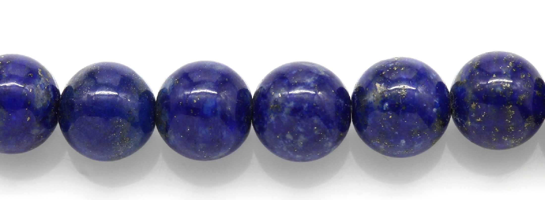 Detail b: Collier aus Lapislazuli, GG 585/000, Kugeld. ca. 8.3 mm, L. ca. 50 cm, Karabiner- schließe