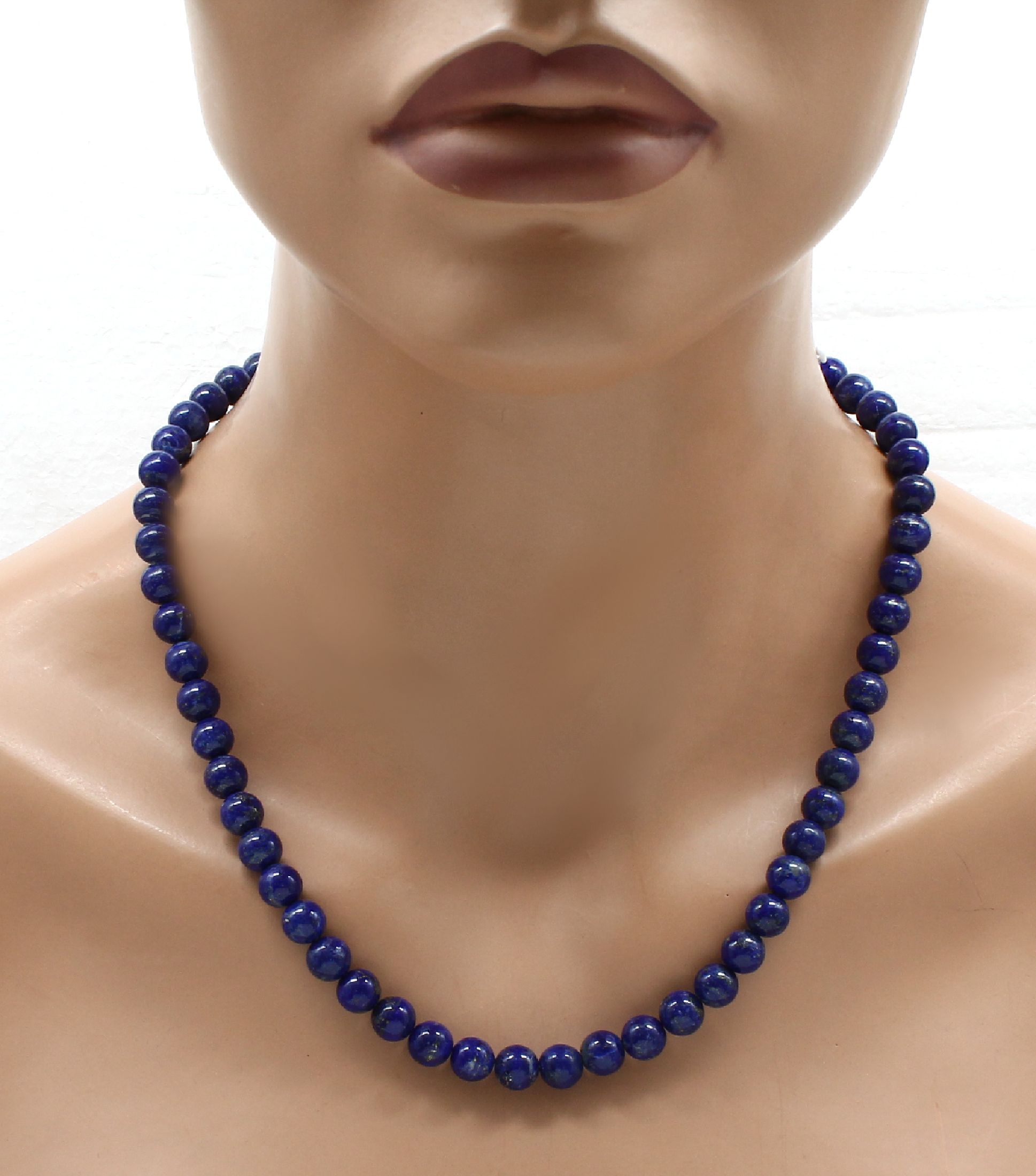 Detail d: Collier aus Lapislazuli, GG 585/000, Kugeld. ca. 8.3 mm, L. ca. 50 cm, Karabiner- schließe