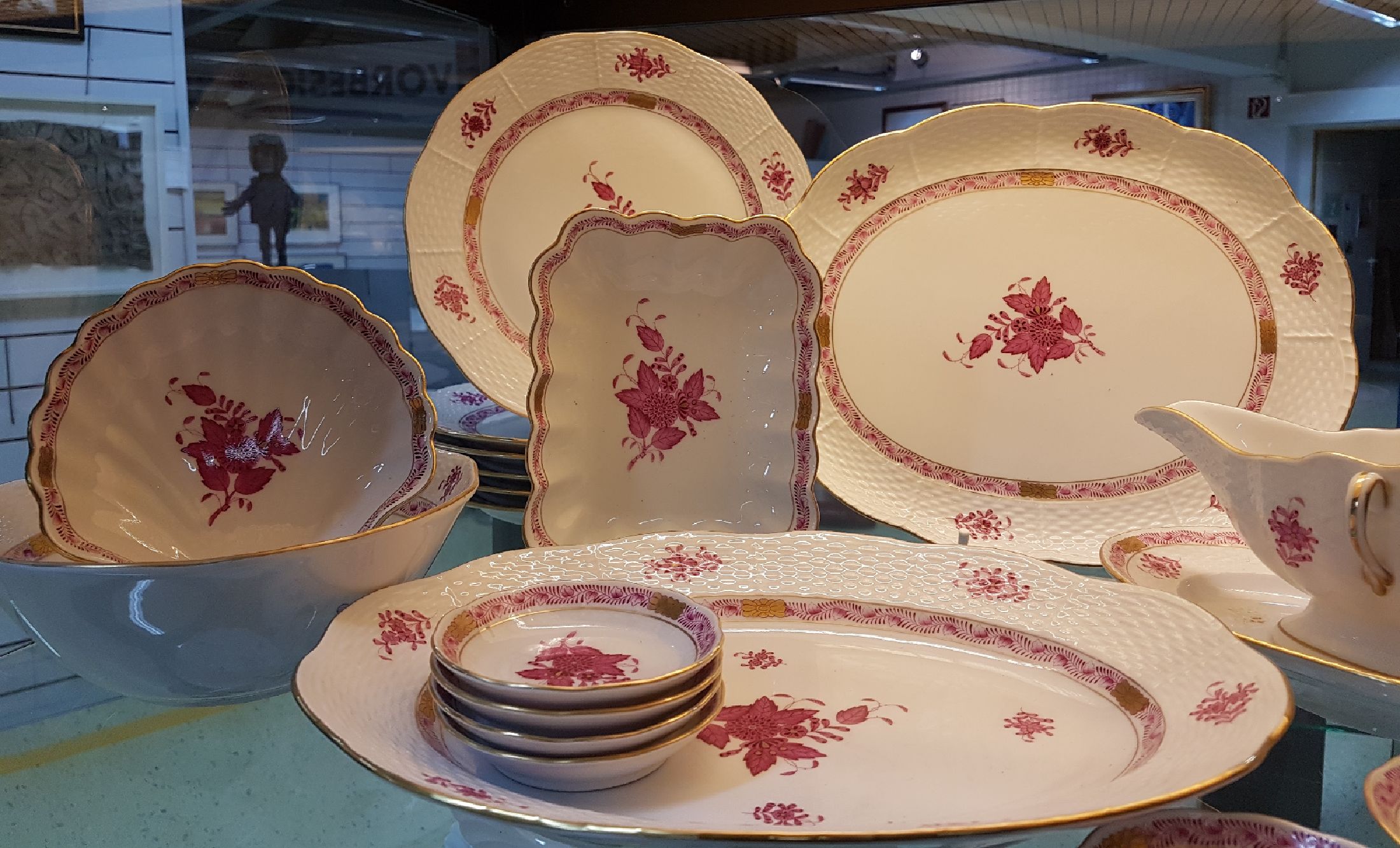 Detail a: Speiseservice, Herend, für 6 Personen, 2. Hälfte 20. Jh., Apponyi Purpur, 6 Teller, Sauciere, Schale und Schüssel, ovales Tablett, ovale Platte, 6 ...