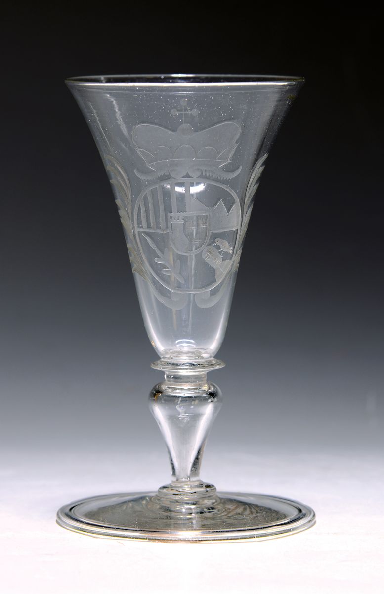 Kleines Wappenglas, 2. Hälfte 18. Jh., farbloses Glas, geschnittenes Wappen von Kurhut bekrönt, H. 14 cm