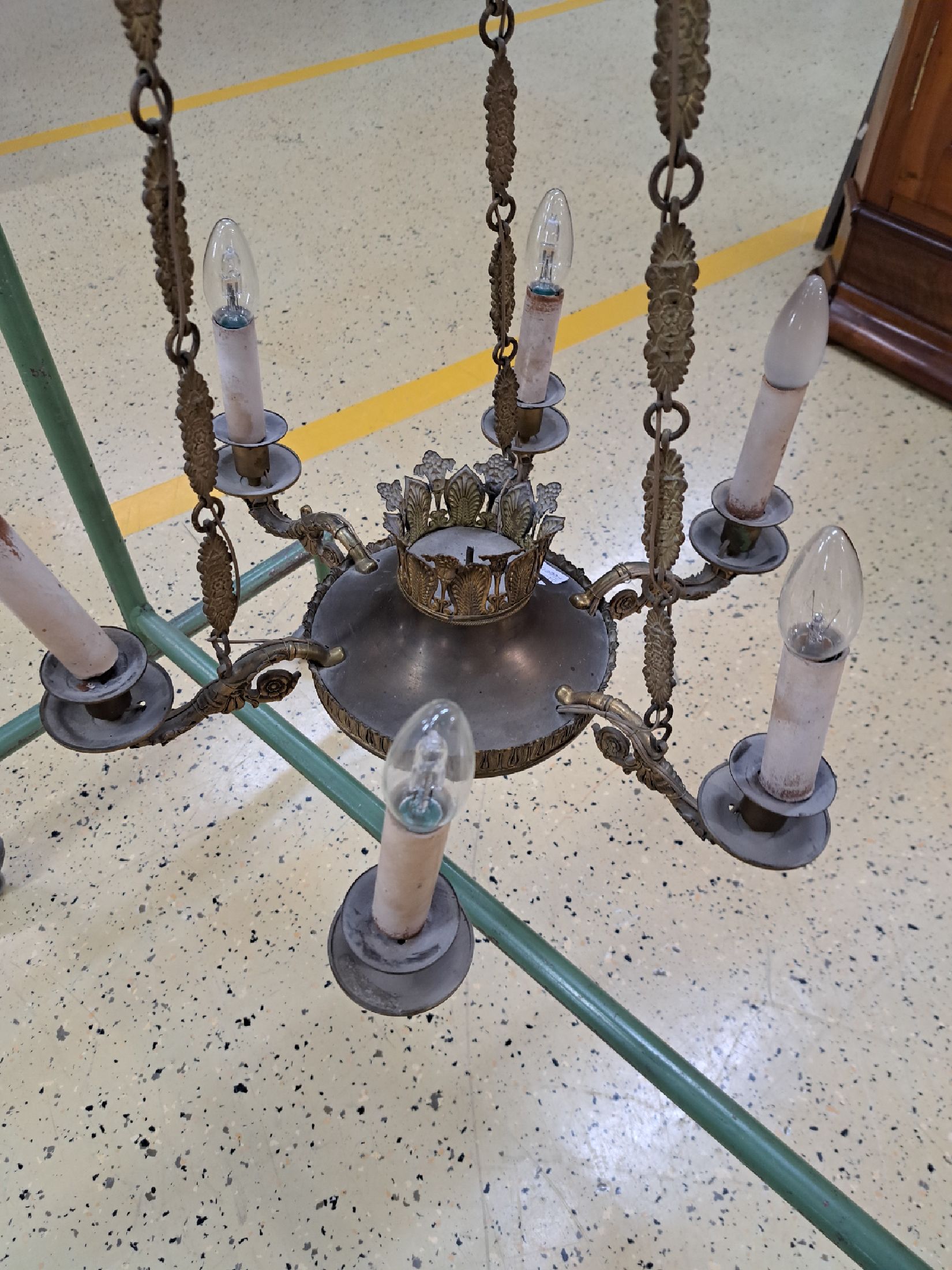 Detail a: Empireleuchter/Deckenlampe, Ende 19. Jh., Messing/Bronze, z.T. vergoldet, patiniert, sechs Brennstellen, urspr. für Kerzen, später elektrifiziert, ...