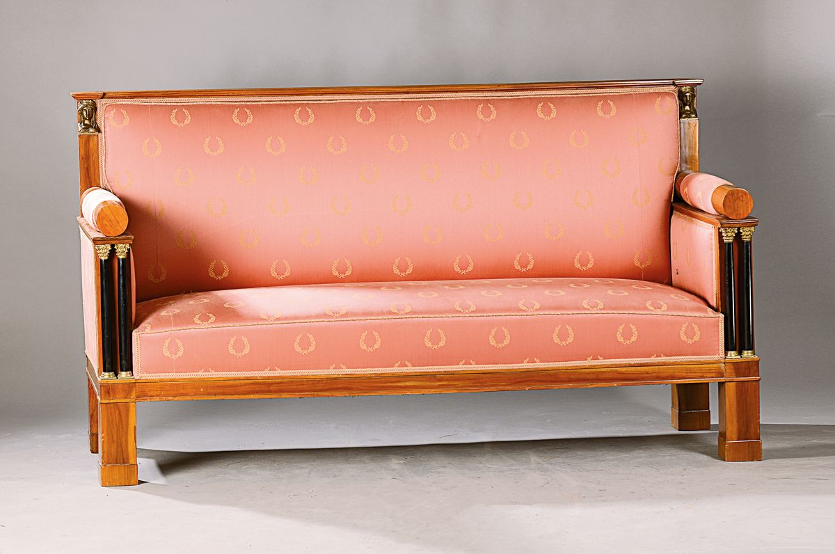 Sofa, Empirestil, 2. Hälfte 19. Jh., Kirschbaumfurnier, Doppelsäulendekor Bronzeapplikationen in Form von antiken Büsten, Polsterung guter ...