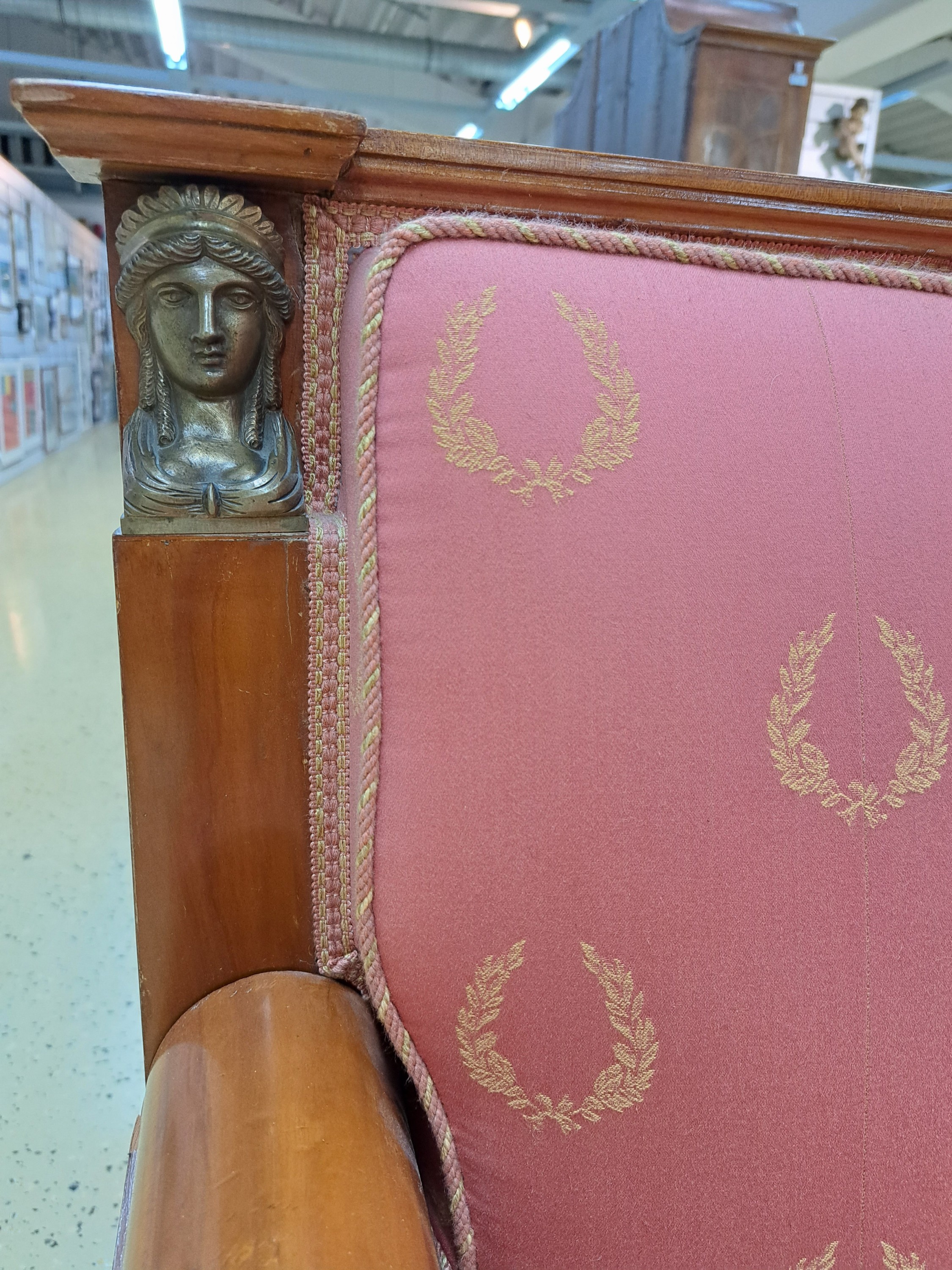 Detail e: Sofa, Empirestil, 2. Hälfte 19. Jh., Kirschbaumfurnier, Doppelsäulendekor Bronzeapplikationen in Form von antiken Büsten, Polsterung guter ...
