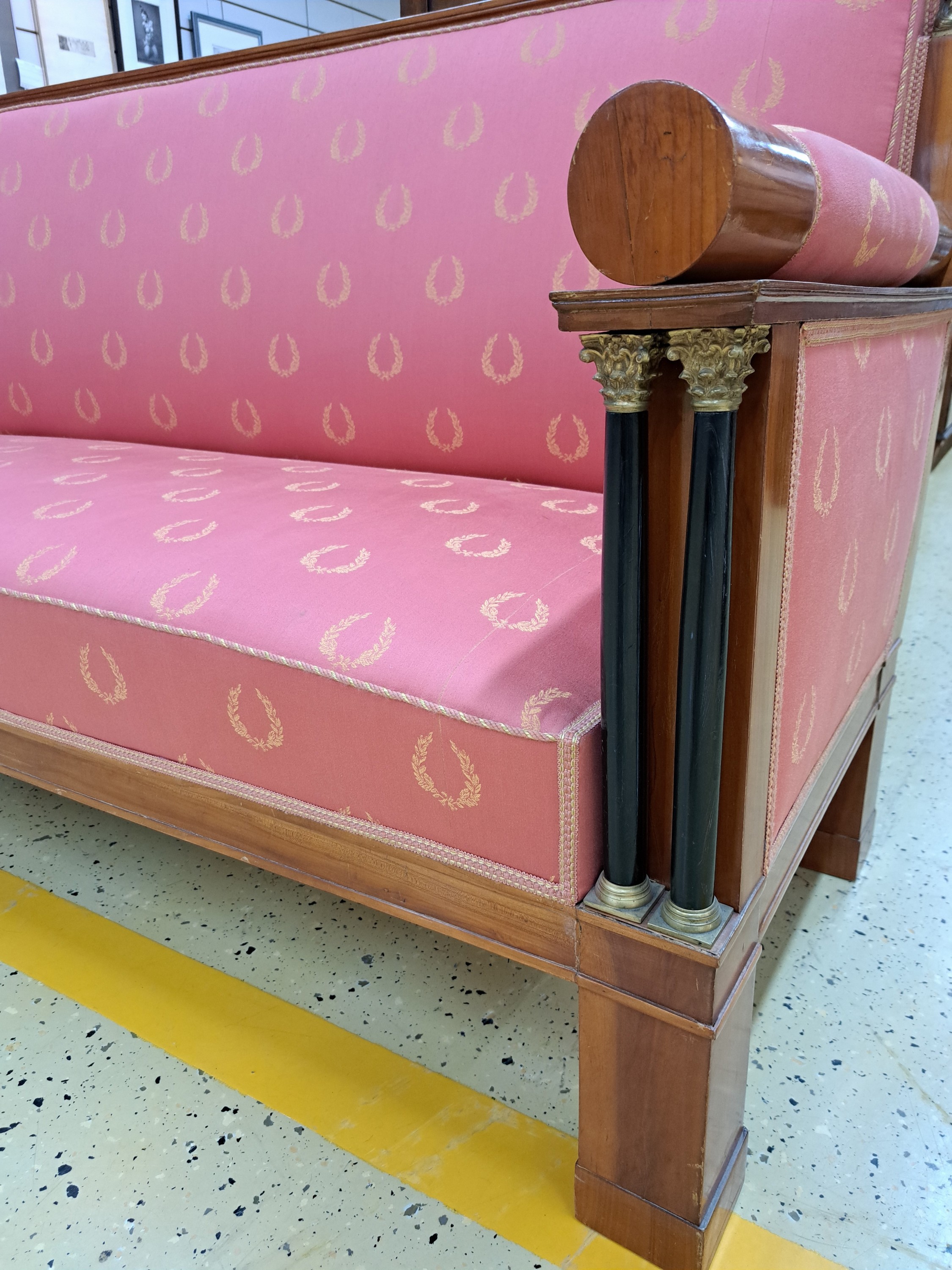 Detail g: Sofa, Empirestil, 2. Hälfte 19. Jh., Kirschbaumfurnier, Doppelsäulendekor Bronzeapplikationen in Form von antiken Büsten, Polsterung guter ...