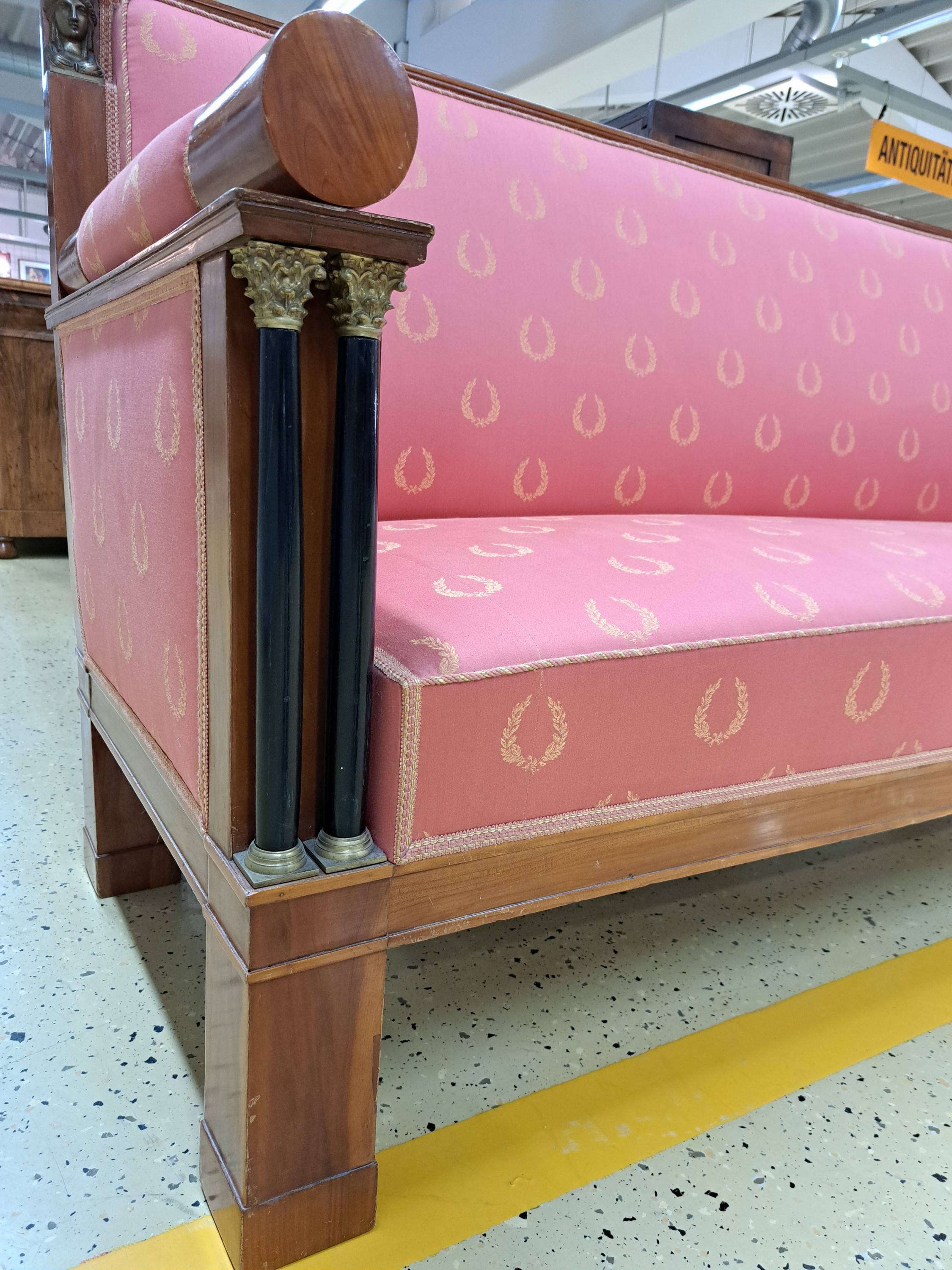 Detail h: Sofa, Empirestil, 2. Hälfte 19. Jh., Kirschbaumfurnier, Doppelsäulendekor Bronzeapplikationen in Form von antiken Büsten, Polsterung guter ...