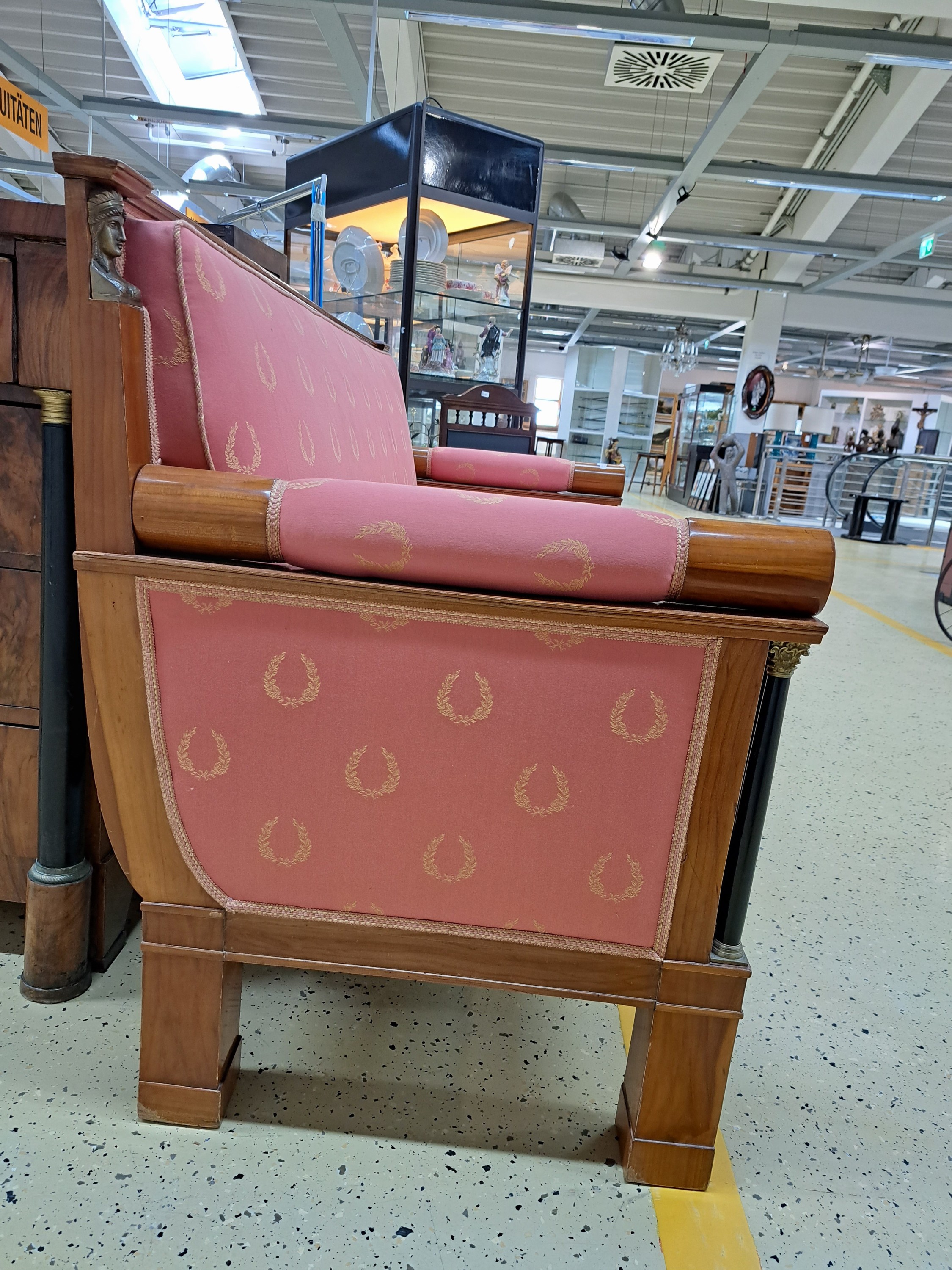 Detail i: Sofa, Empirestil, 2. Hälfte 19. Jh., Kirschbaumfurnier, Doppelsäulendekor Bronzeapplikationen in Form von antiken Büsten, Polsterung guter ...